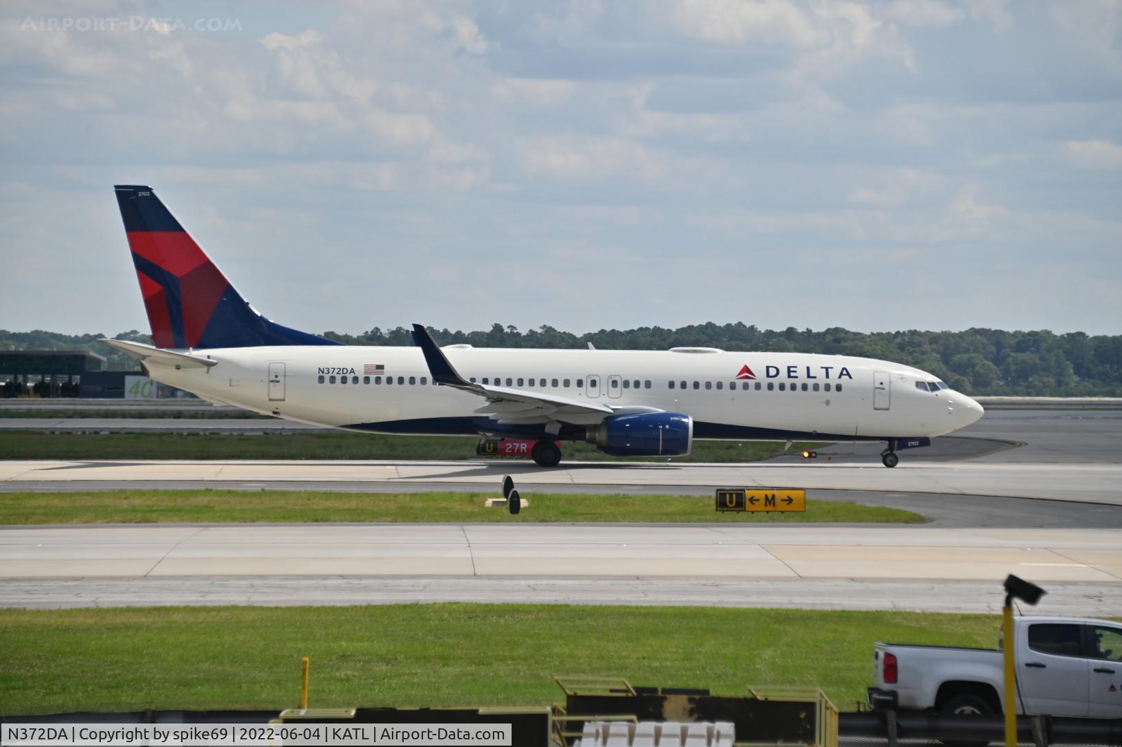N372DA, 1998 Boeing 737-832 C/N 29620, N372DA taxis at KATL