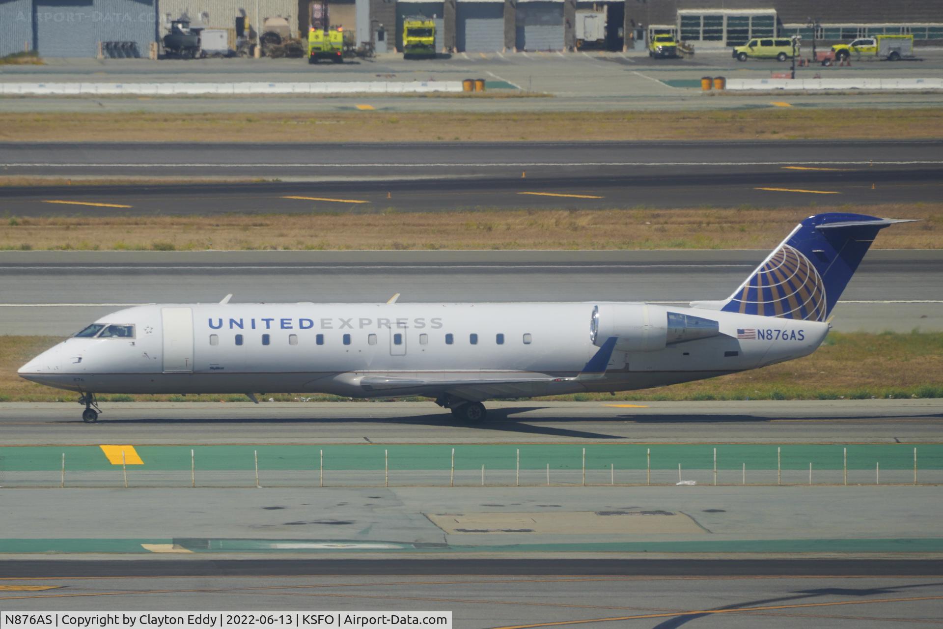 N876AS, 2001 Bombardier CRJ-200ER (CL-600-2B19) C/N 7576, Sky Terrace SFO 2022.