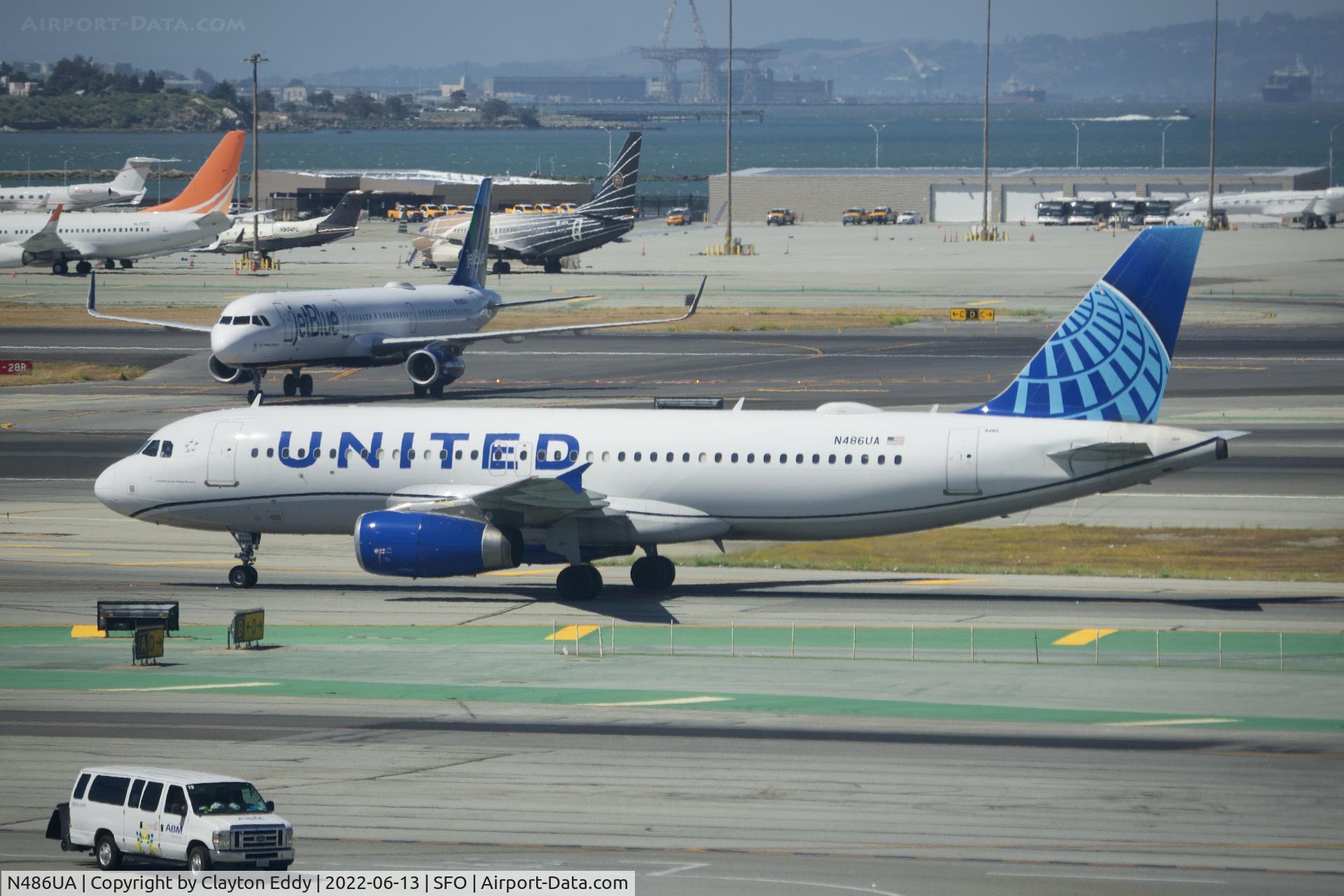 N486UA, 2001 Airbus A320-232 C/N 1620, Sky Terrace SFO 2022.
