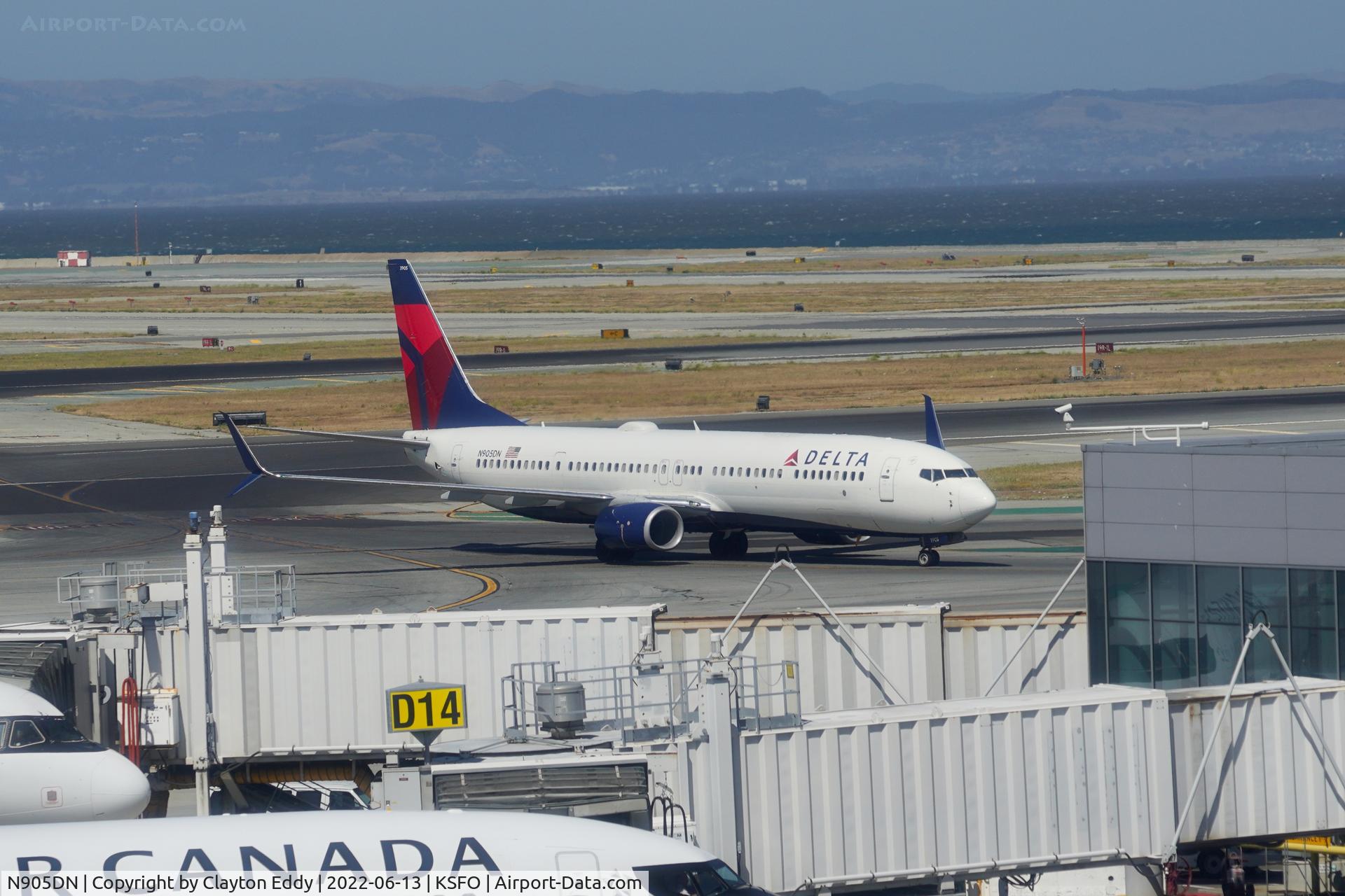 N905DN, 2018 Boeing 737-900ER C/N 32009, Sky Terrace SFO 2022.