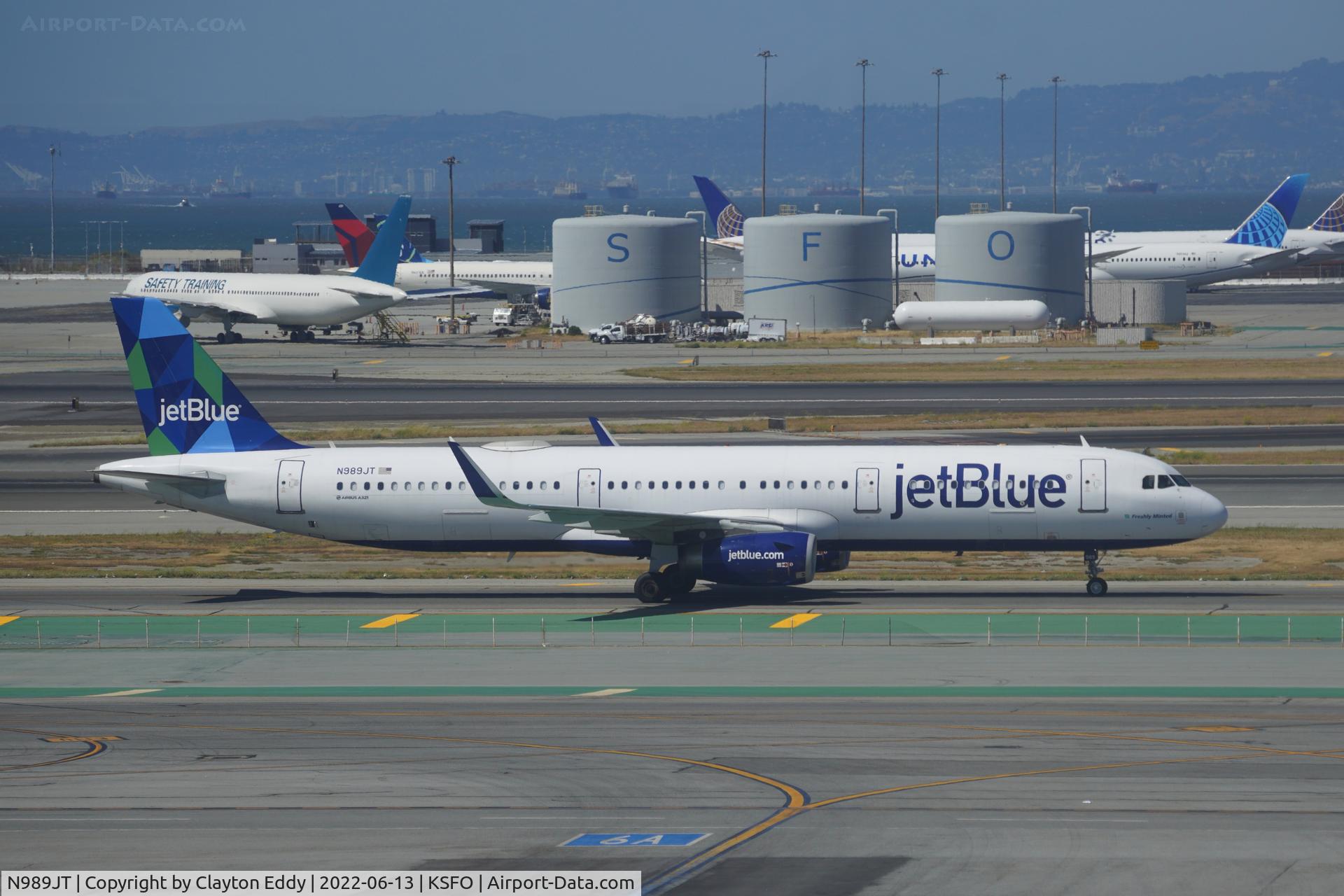 N989JT, 2017 Airbus A321-231 C/N 7924, Sky Terrace SFO 2022.