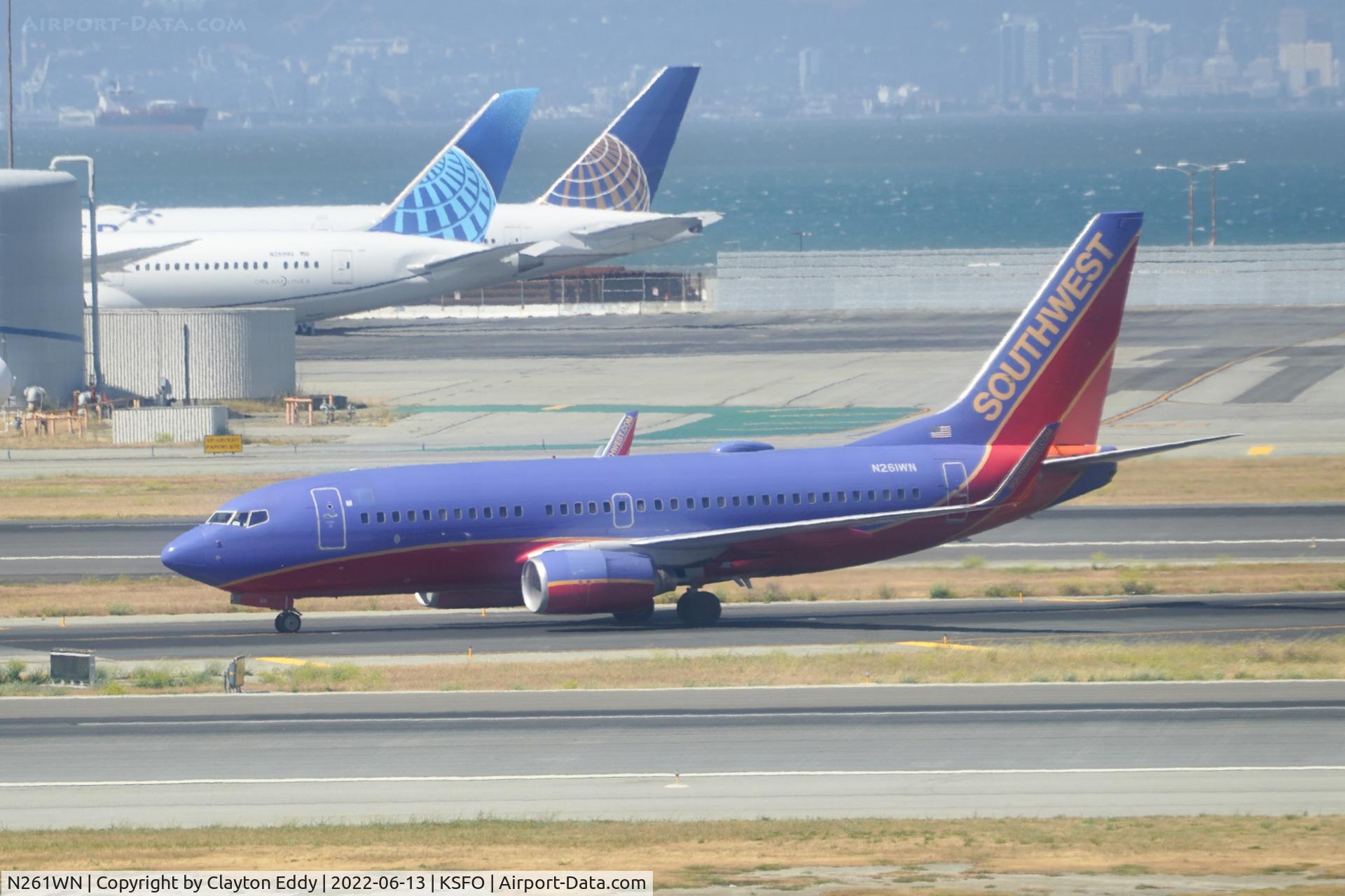 N261WN, 2006 Boeing 737-7H4 C/N 32517, Sky Terrace SFO 2022.