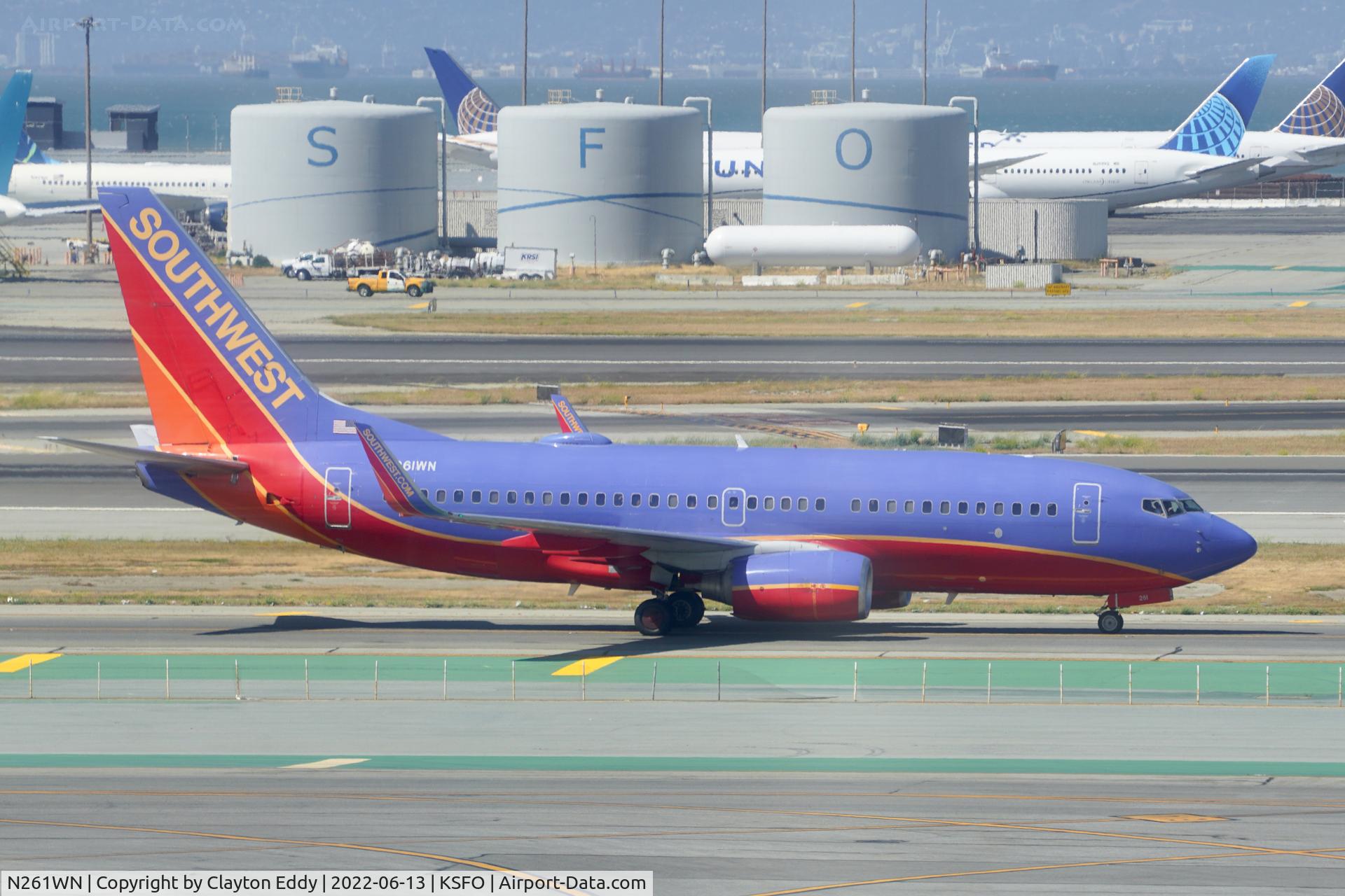 N261WN, 2006 Boeing 737-7H4 C/N 32517, Sky Terrace SFO 2022.