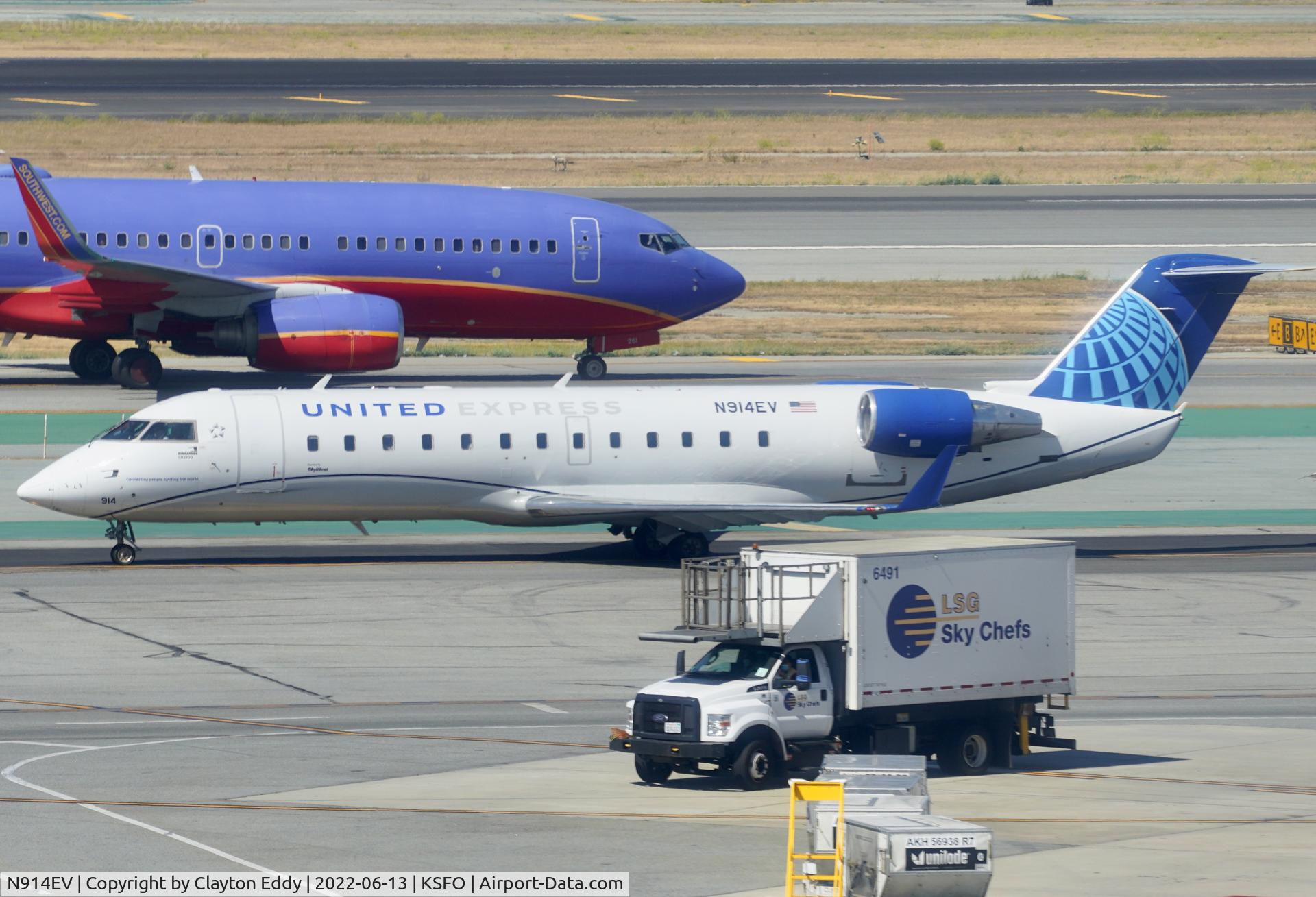 N914EV, 2003 Bombardier CRJ-200ER (CL-600-2B19) C/N 7752, Sky Terrace SFO 2022.
