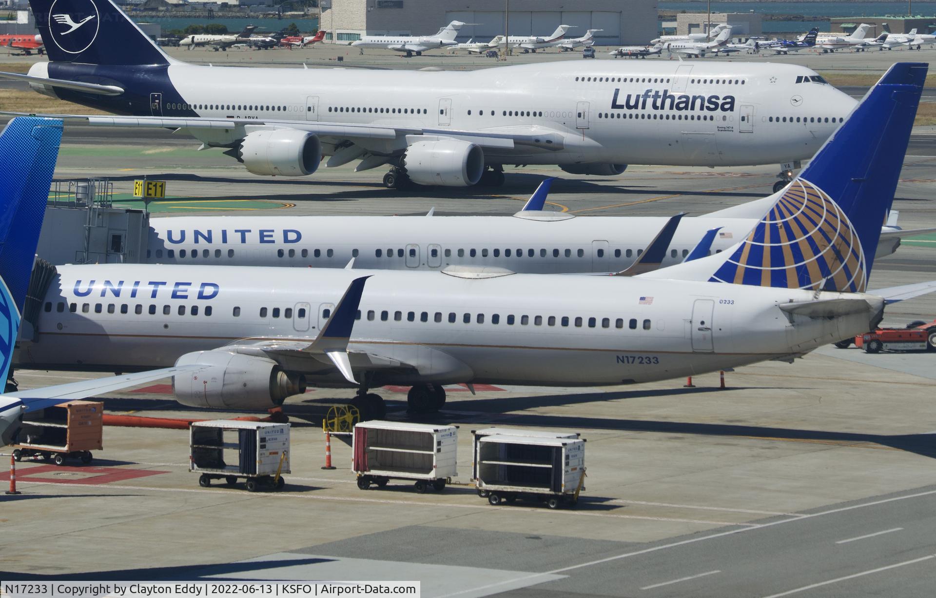 N17233, 1999 Boeing 737-824 C/N 28943, Sky Terrace SFO 2022.