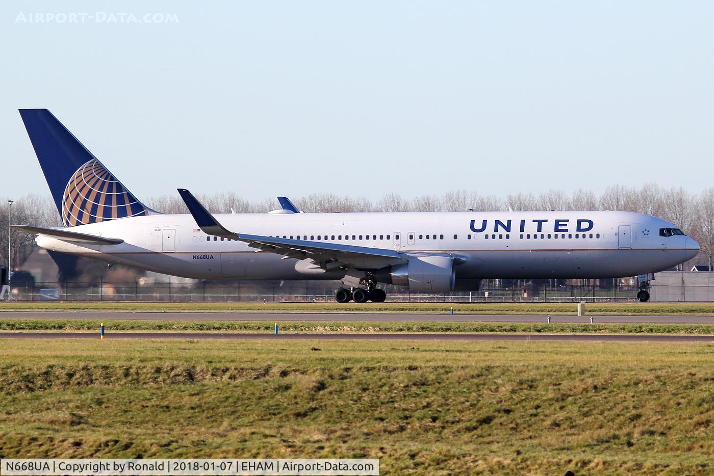 N668UA, 1999 Boeing 767-322 C/N 30024, at spl