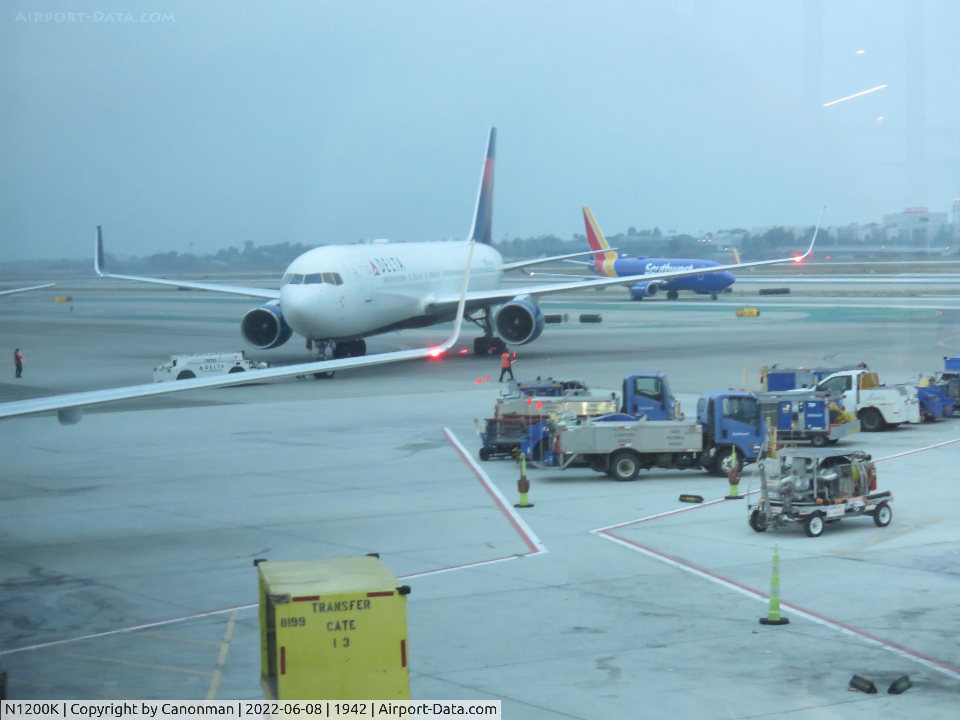 N1200K, 1998 Boeing 767-332 C/N 28457, Being pushed back
