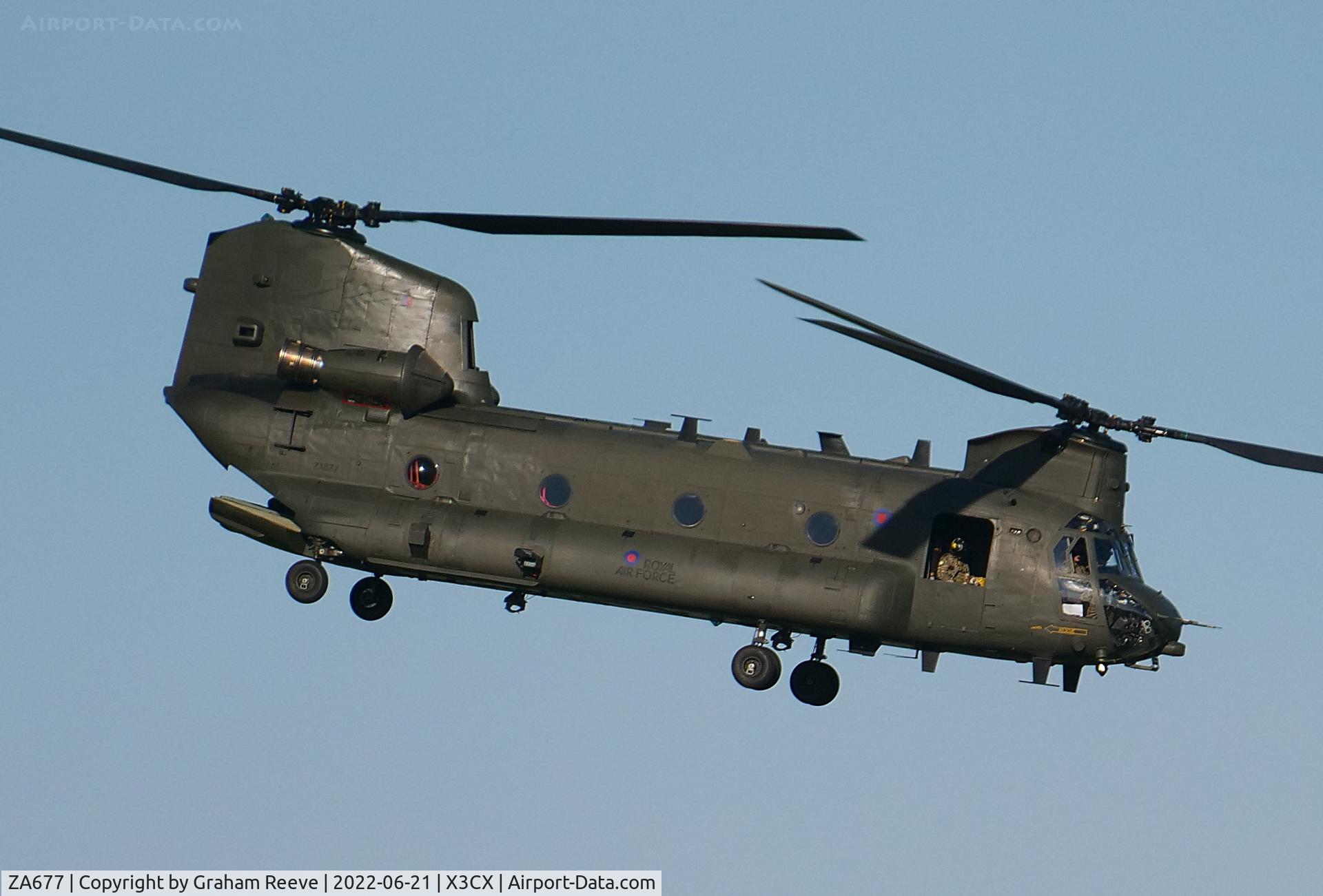 ZA677, 1981 Boeing Vertol Chinook HC.4 C/N M/A008/B-824/M7012, On approach to Northrepps.