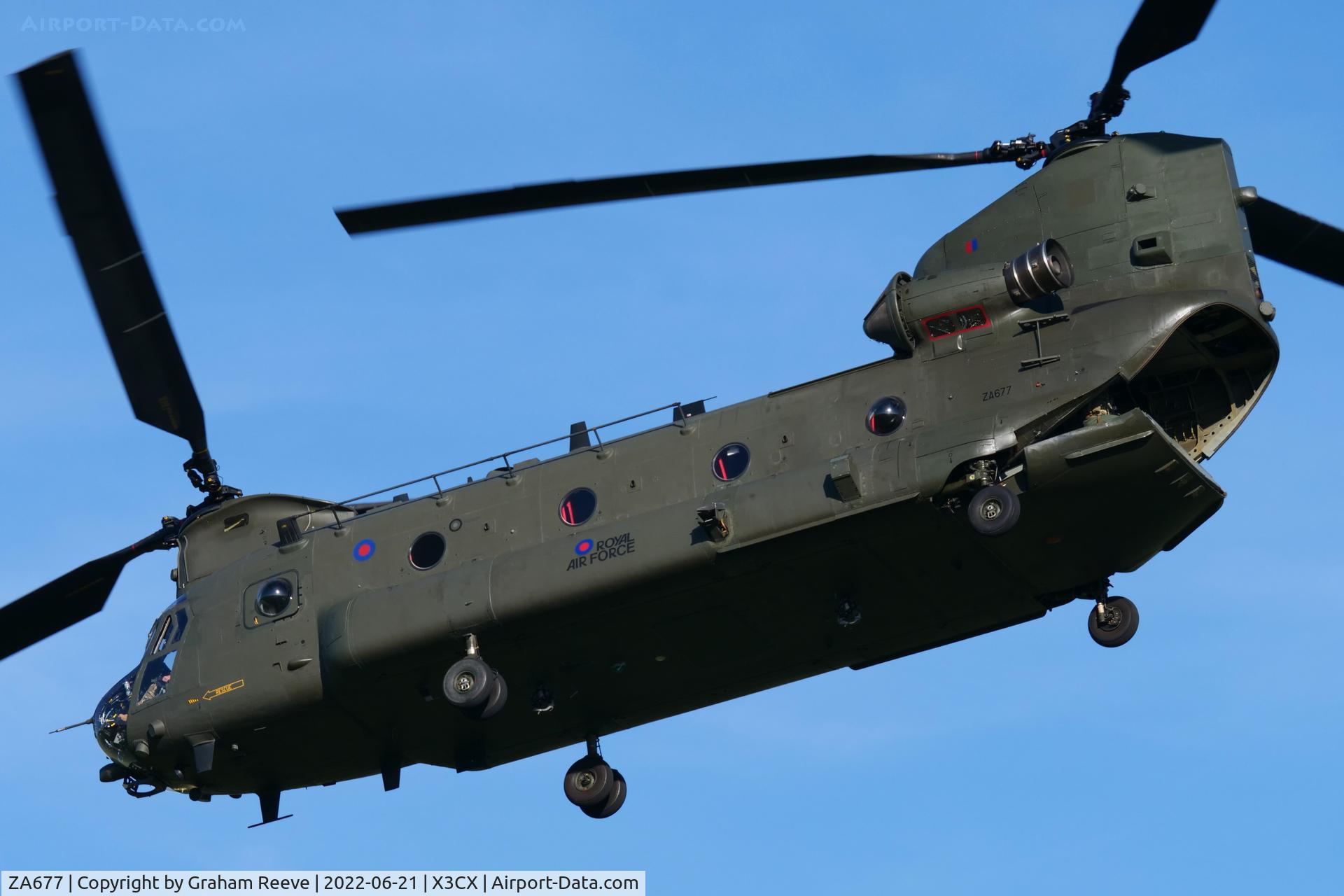 ZA677, 1981 Boeing Vertol Chinook HC.4 C/N M/A008/B-824/M7012, On approach to Northrepps.