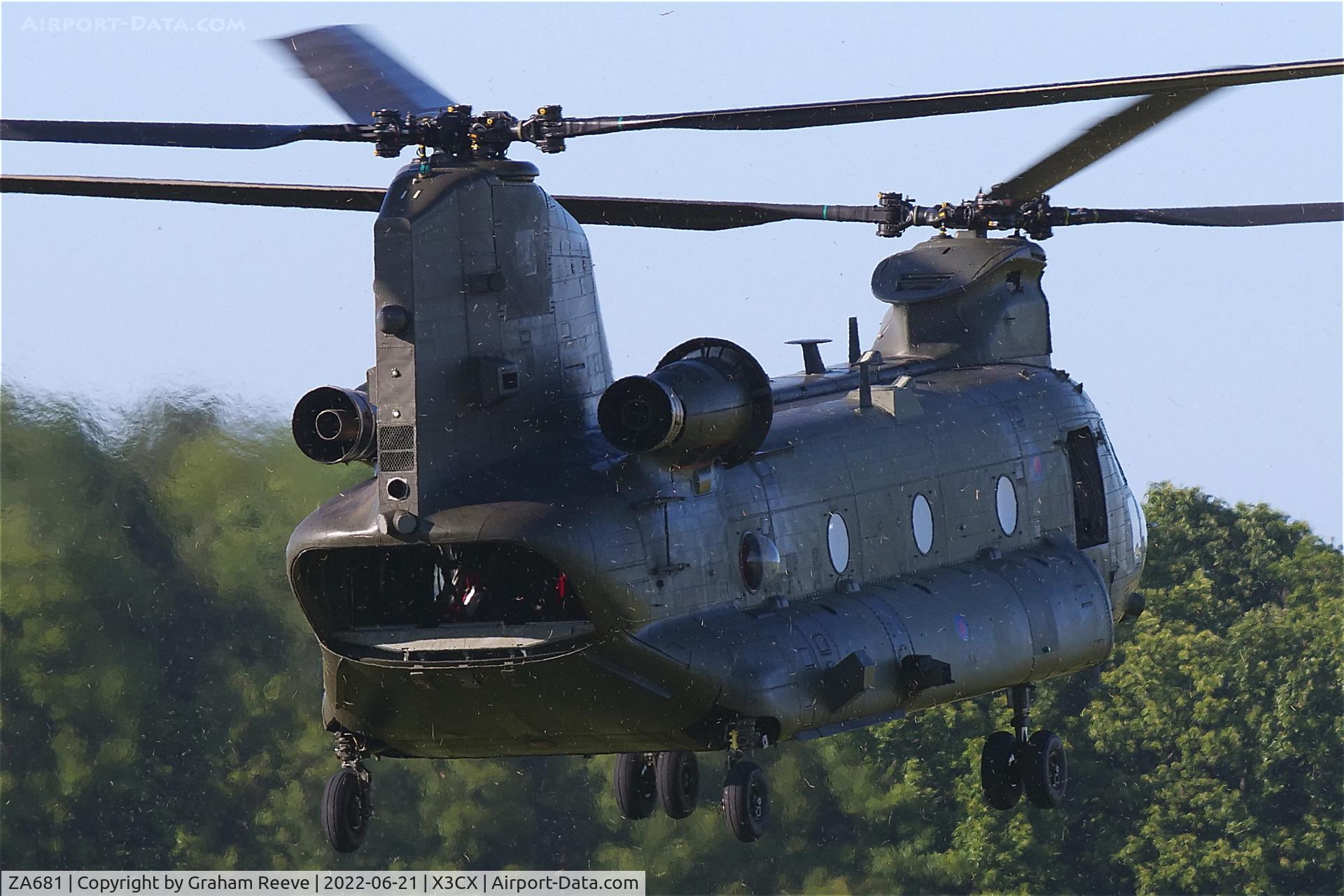 ZA681, Boeing Vertol Chinook HC.4 C/N MA012/M7002, Kicking up the grass at Northrepps.