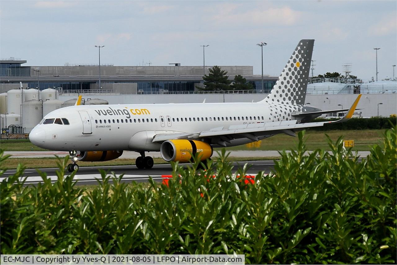 EC-MJC, 2015 Airbus A320-232 C/N 6841, Airbus A320-232, Taxiing rwy 24, Paris-Orly airport (LFPO-ORY)