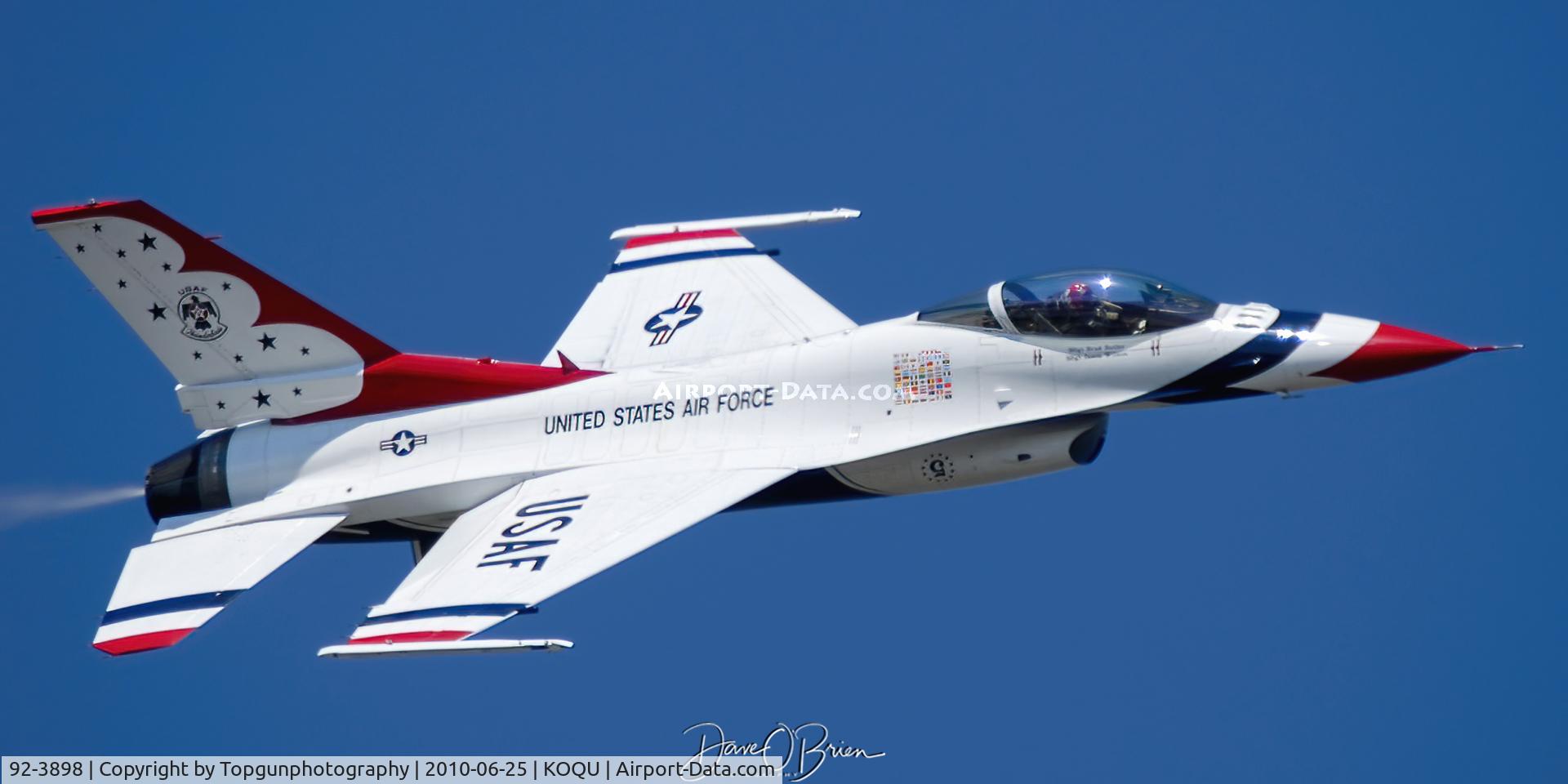 92-3898, General Dynamics F-16CJ Fighting Falcon C/N CC-140, lead solo on his photo pass