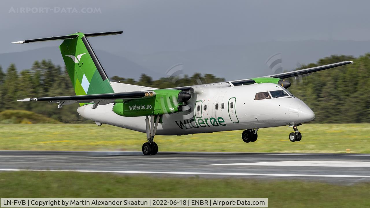 LN-FVB, 1999 De Havilland Canada DHC-8-103Q Dash 8 C/N 540, Windy landing at rwy. 17.