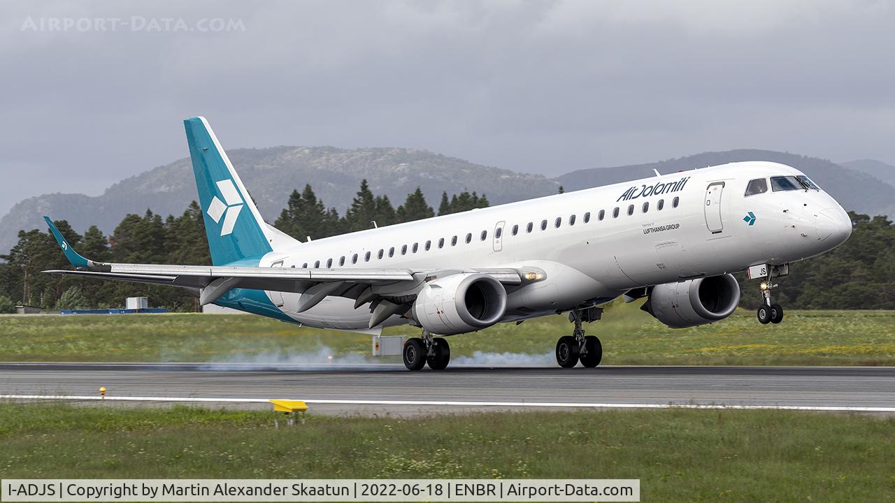 I-ADJS, 2013 Embraer 195LR (ERJ-190-200LR) C/N 19000597, Landing rwy. 17.