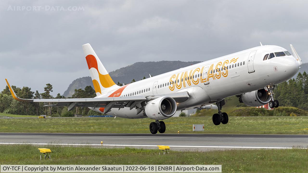 OY-TCF, 2014 Airbus A321-211 C/N 6351, Windy landing at rwy. 17.