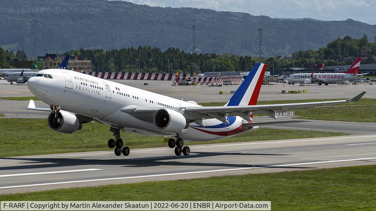 F-RARF, 1999 Airbus A330-223 C/N 240, Takeoff rwy. 35.