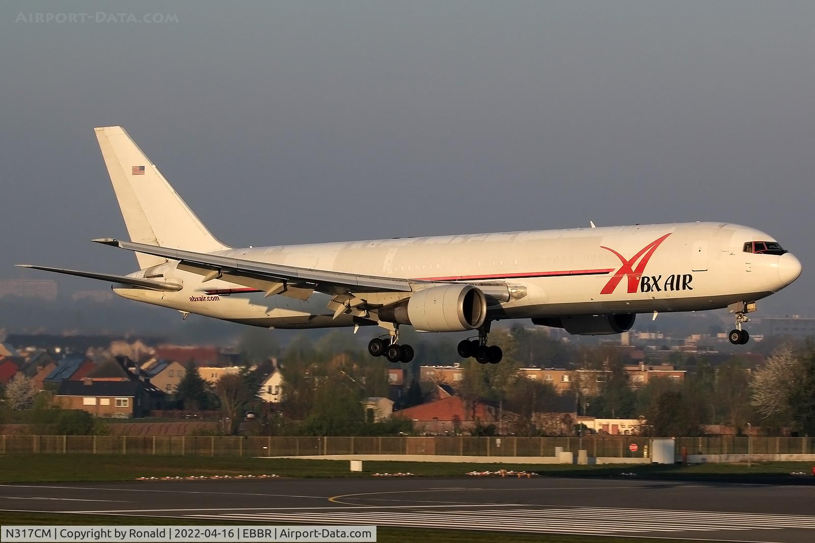 N317CM, 1988 Boeing 767-338 C/N 24317, at bru