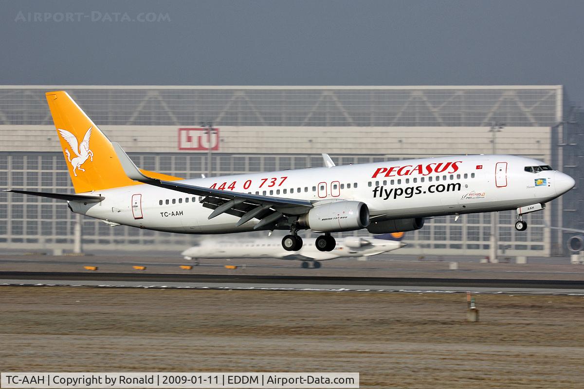 TC-AAH, 2008 Boeing 737-82R C/N 35701/2496, at muc