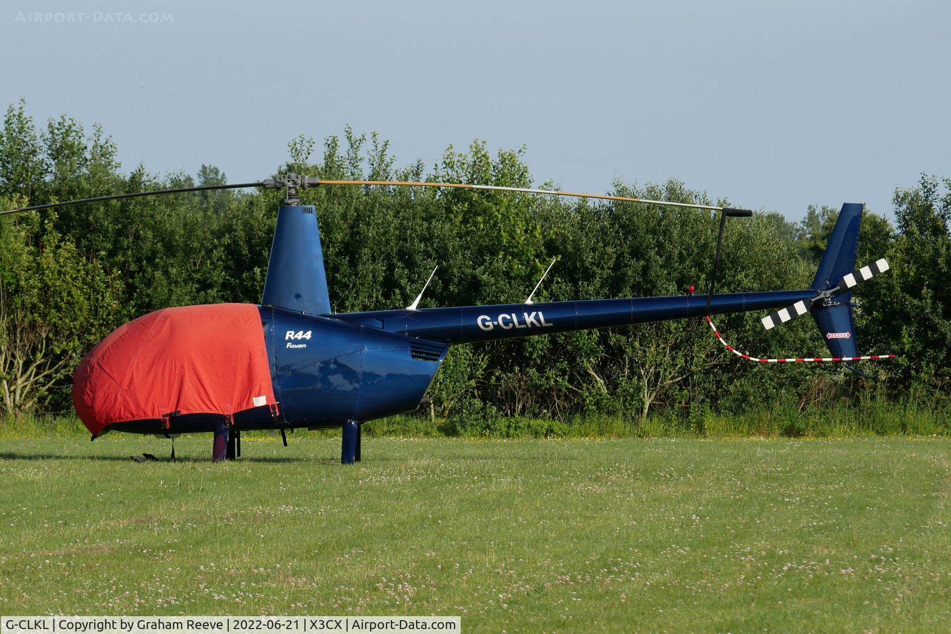 G-CLKL, 2000 Robinson R44 Clipper C/N 0787, Parked at Northrepps.