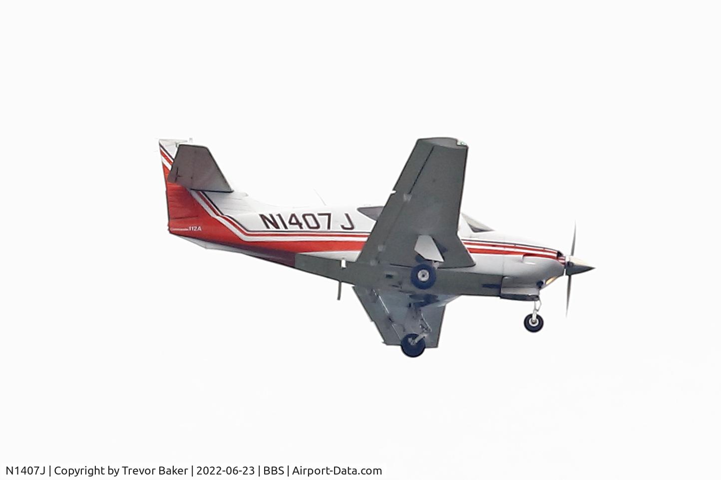 N1407J, 1975 Rockwell International 112A Commander C/N 407, Coming into land at Blackbushe