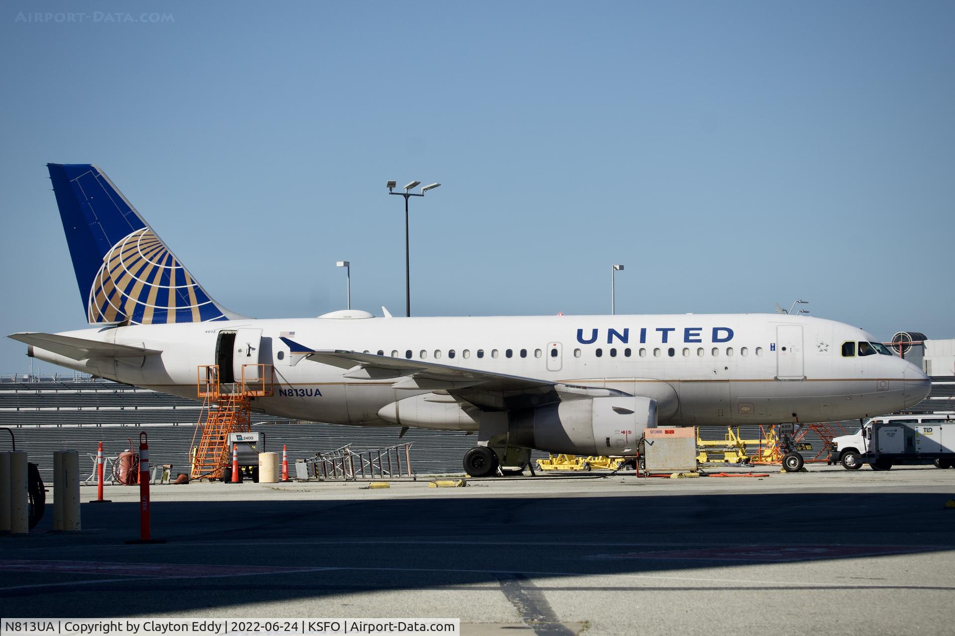 N813UA, 1998 Airbus A319-131 C/N 858, SFO 2022.