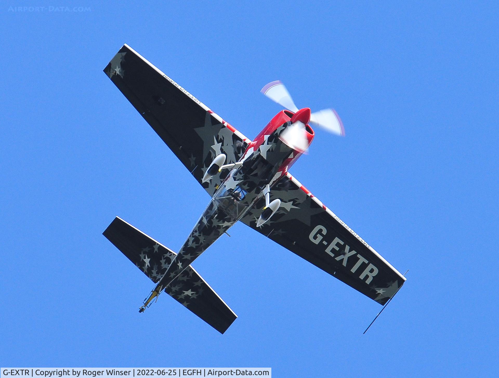 G-EXTR, 1990 Extra EA-260 C/N 004, Finals to land Runway 22. Part of the 4-ship Global Stars Display Team.