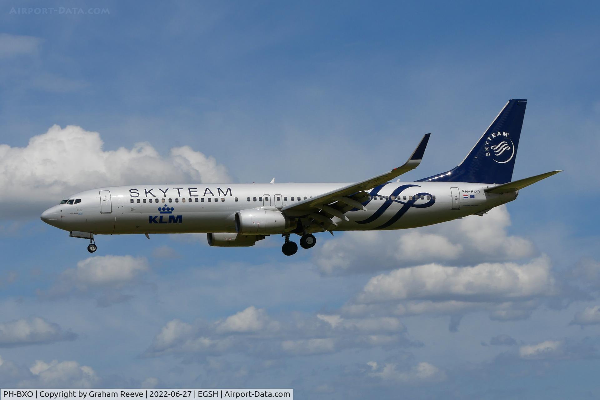 PH-BXO, 2001 Boeing 737-9K2 C/N 29599, Landing at Norwich.