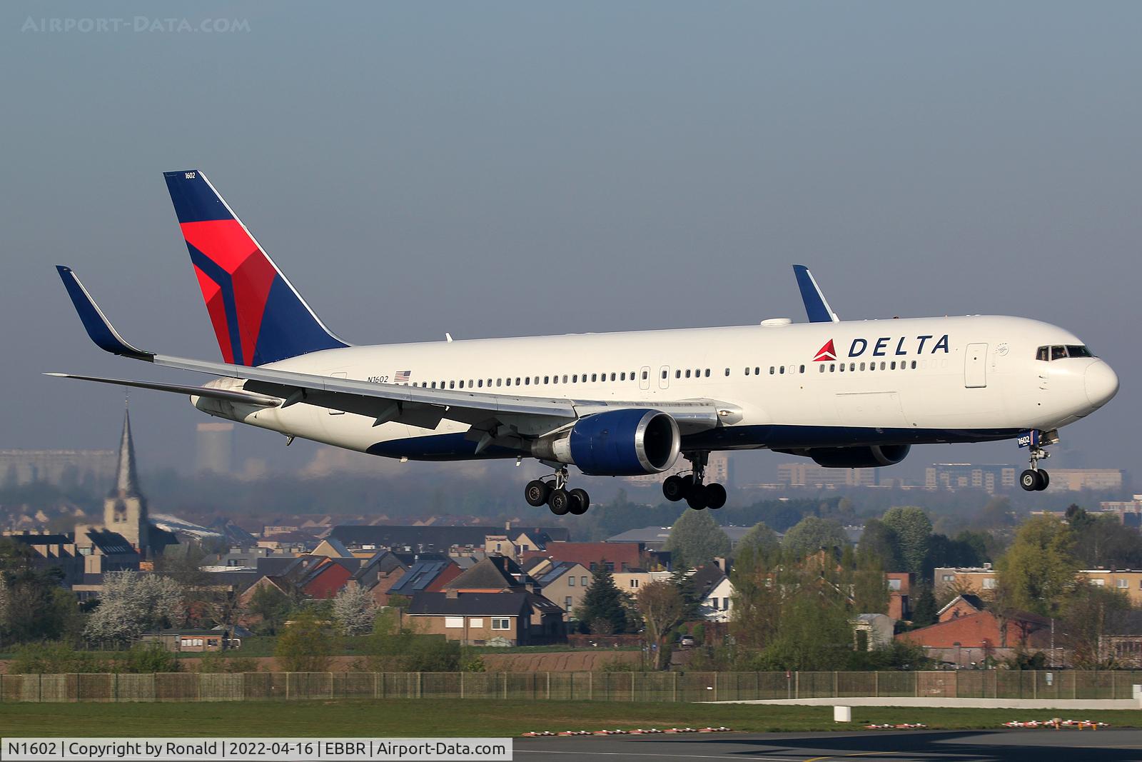 N1602, 1999 Boeing 767-332 C/N 29694, at bru