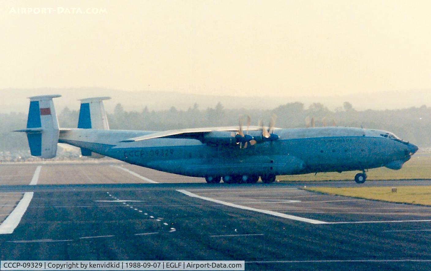 CCCP-09329, Antonov An-22A C/N 043482276, Repositioning to the 18 threshold next to the AN-124.