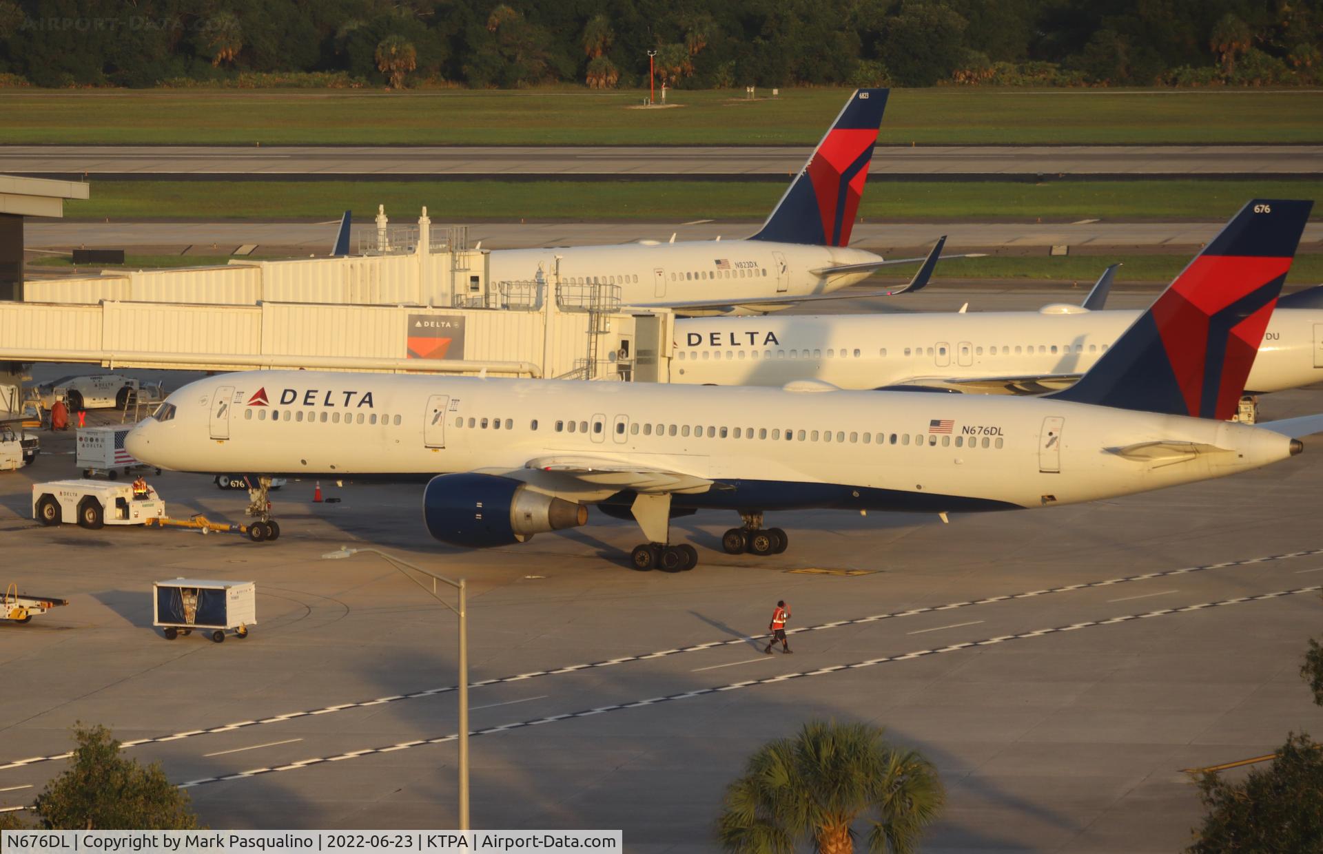 N676DL, 1992 Boeing 757-232 C/N 25981, Boeing 757-232