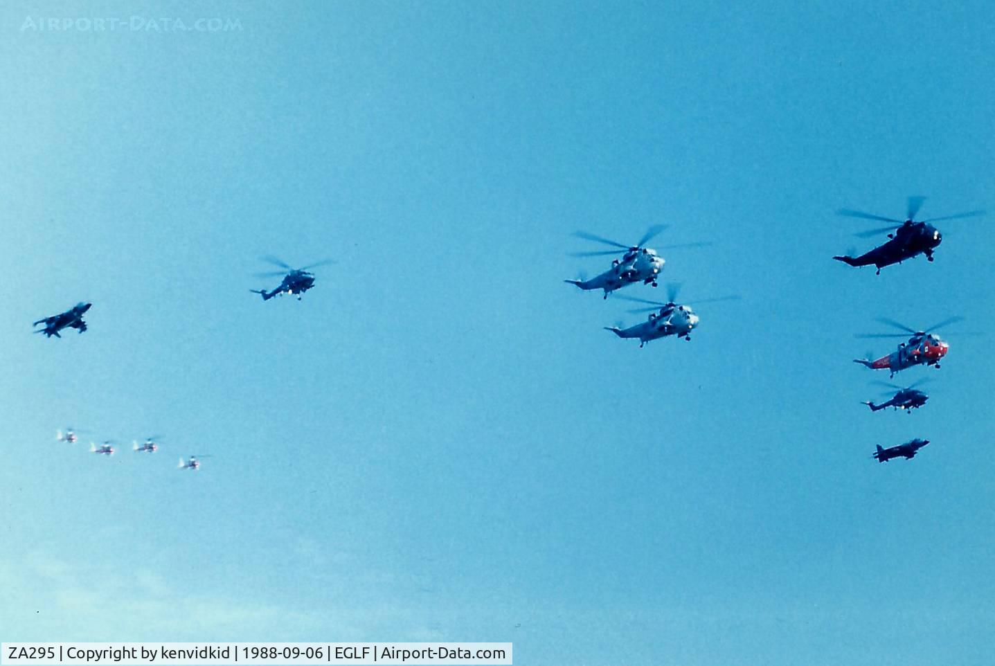 ZA295, 1980 Westland Sea King HC.4 C/N WA909, At the 1988 Farnborough International Air Show.
Royal Navy flypast