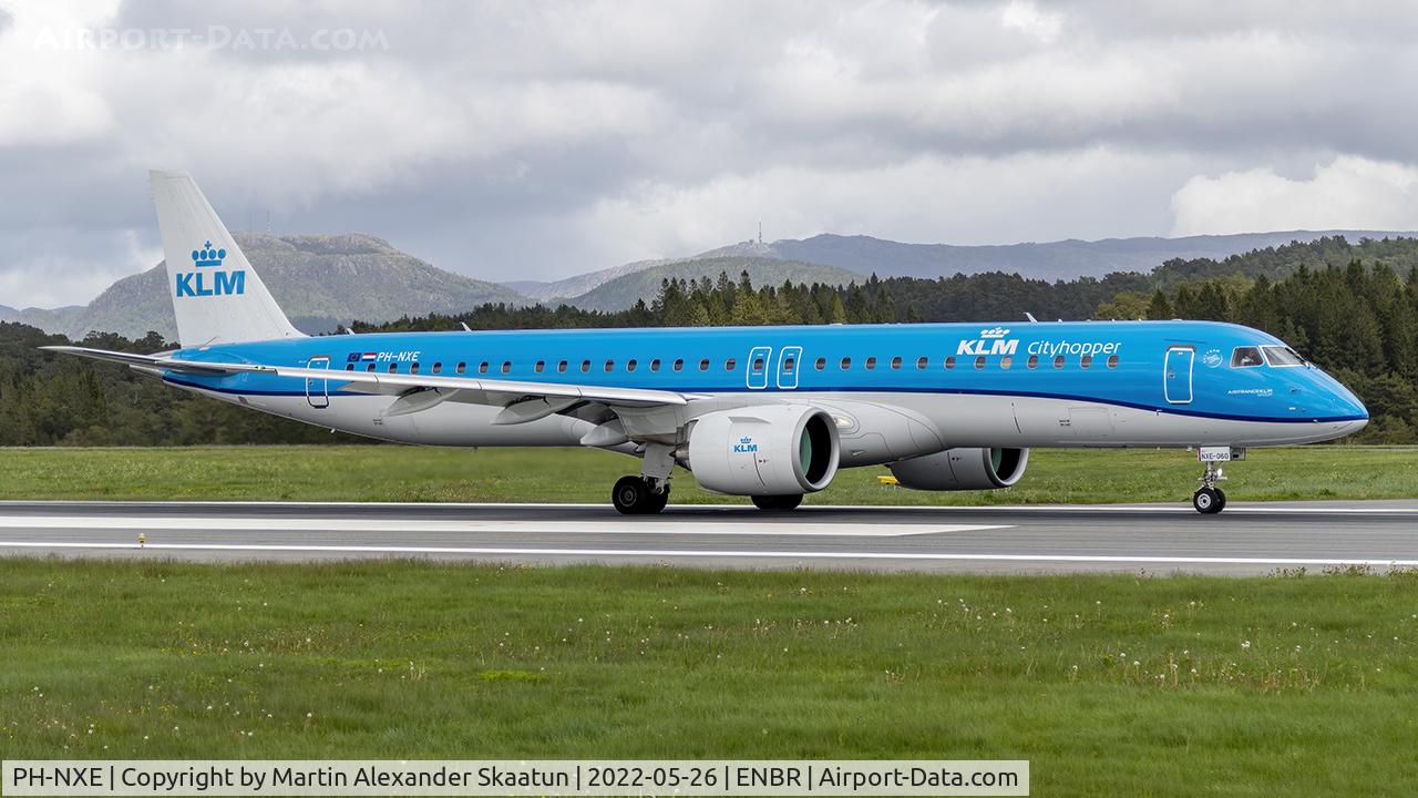 PH-NXE, 2021 Embraer ERJ-195-E2 (ERJ-190-400 STD) C/N 19020060, Takeoff rwy. 17.