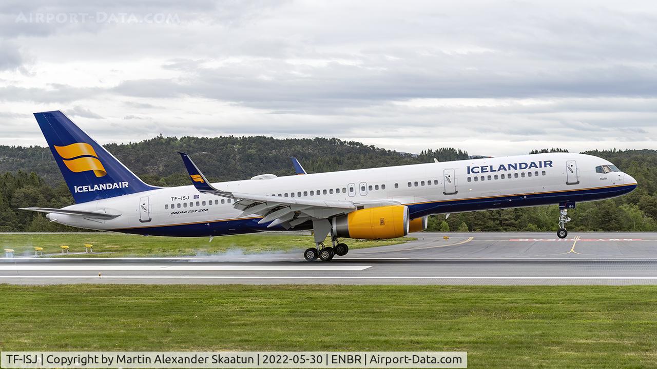 TF-ISJ, 1999 Boeing 757-256 C/N 26249, Landing rwy. 17.