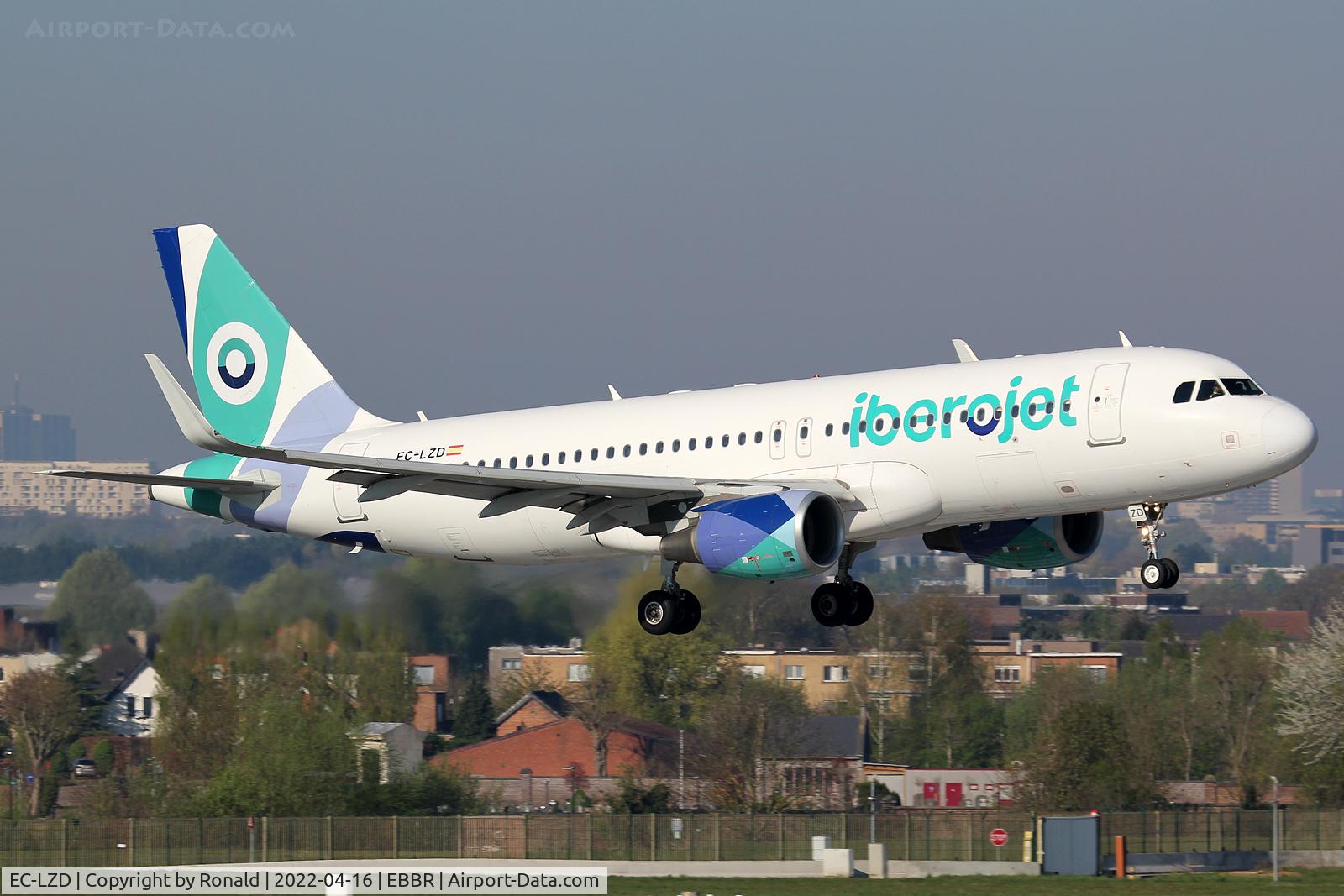 EC-LZD, 2013 Airbus A320-214 C/N 5642, at bru
