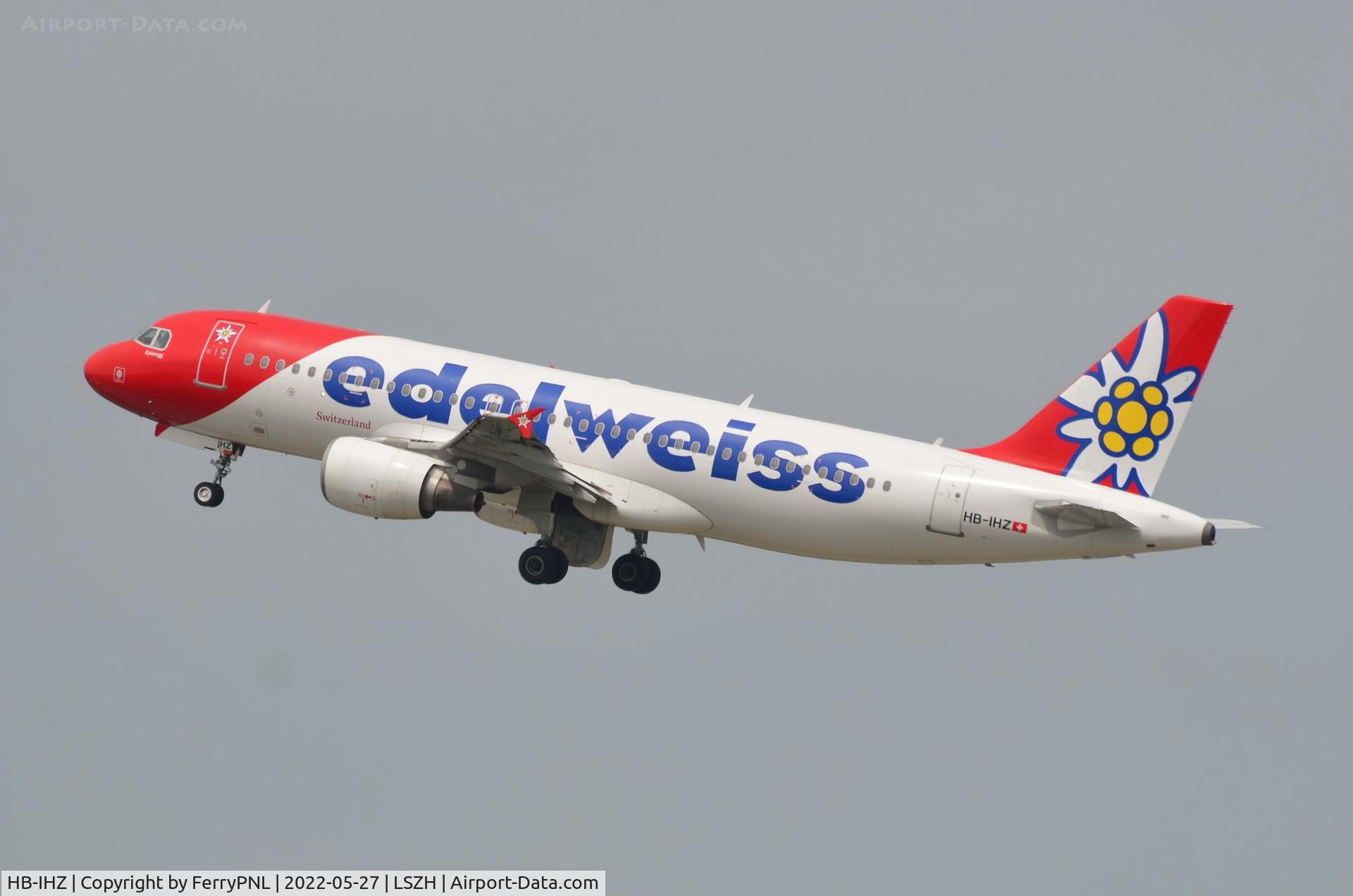 HB-IHZ, 1999 Airbus A320-214 C/N 1026, Edelweiss A320 lifting-off