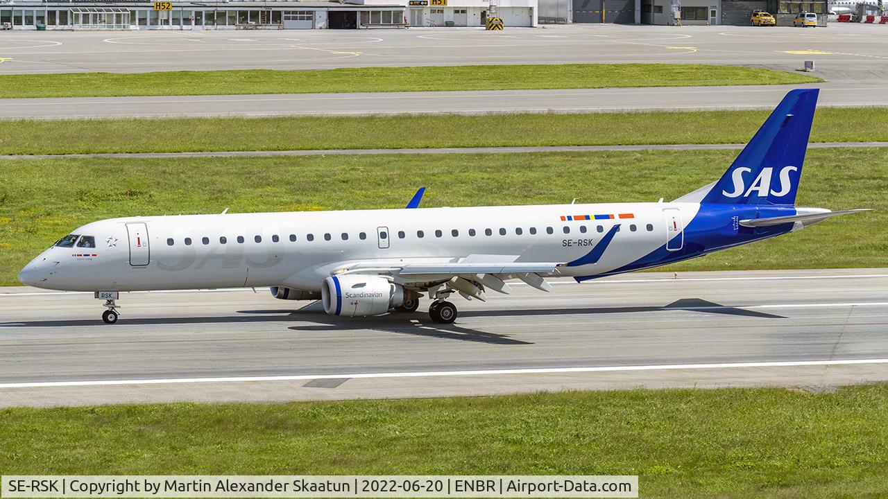 SE-RSK, 2007 Embraer 195LR (ERJ-190-200LR) C/N 19000120, Landing rwy. 35.