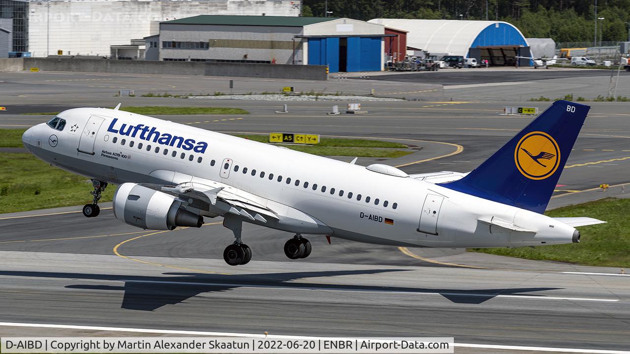D-AIBD, 2010 Airbus A319-112 C/N 4455, T/O from rwy. 35.
