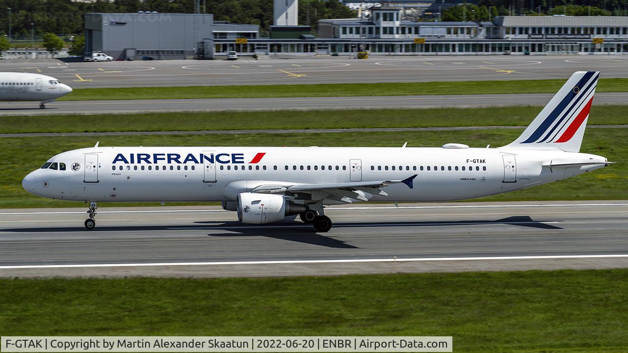 F-GTAK, 2001 Airbus A321-211 C/N 1658, T/O rwy. 35.