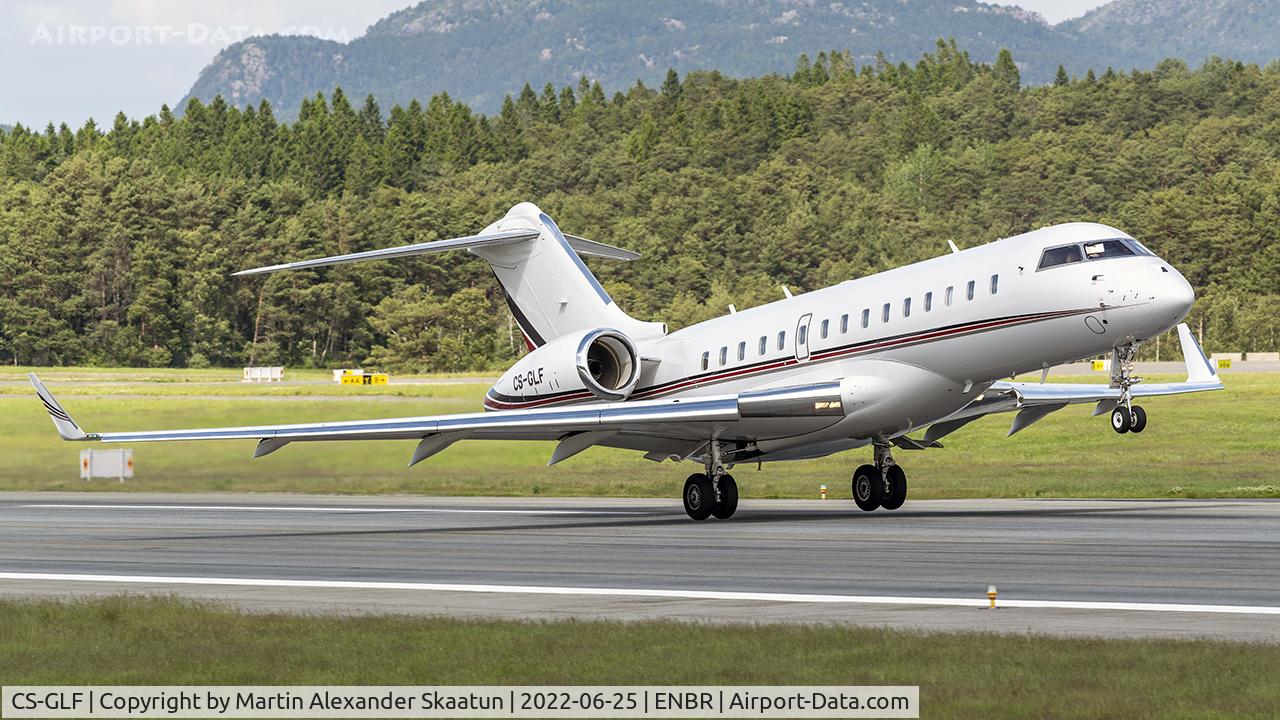 CS-GLF, 2015 Bombardier BD-700-1A10 Global 6000 C/N 9670, Takeoff from rwy. 17.