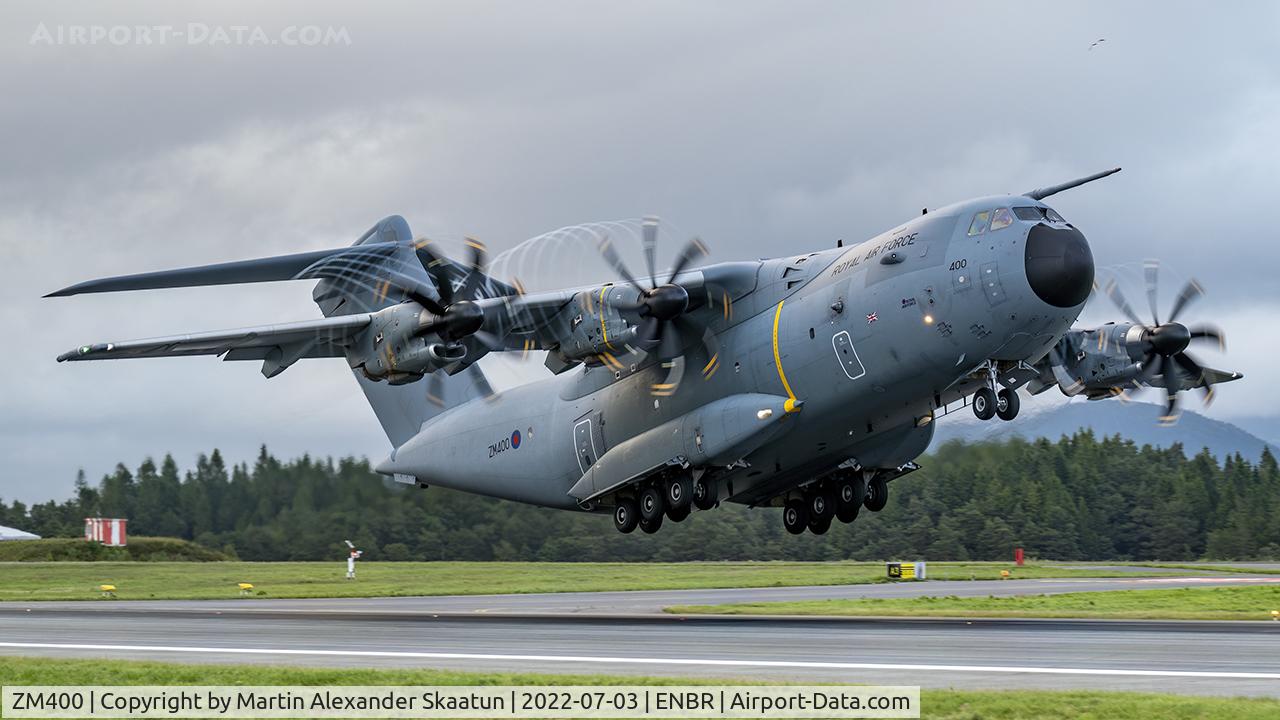 ZM400, 2014 Airbus A400M Atlas C.1 C/N 015, Takeoff from rwy. 17. Note the beutiful propeller vortex.