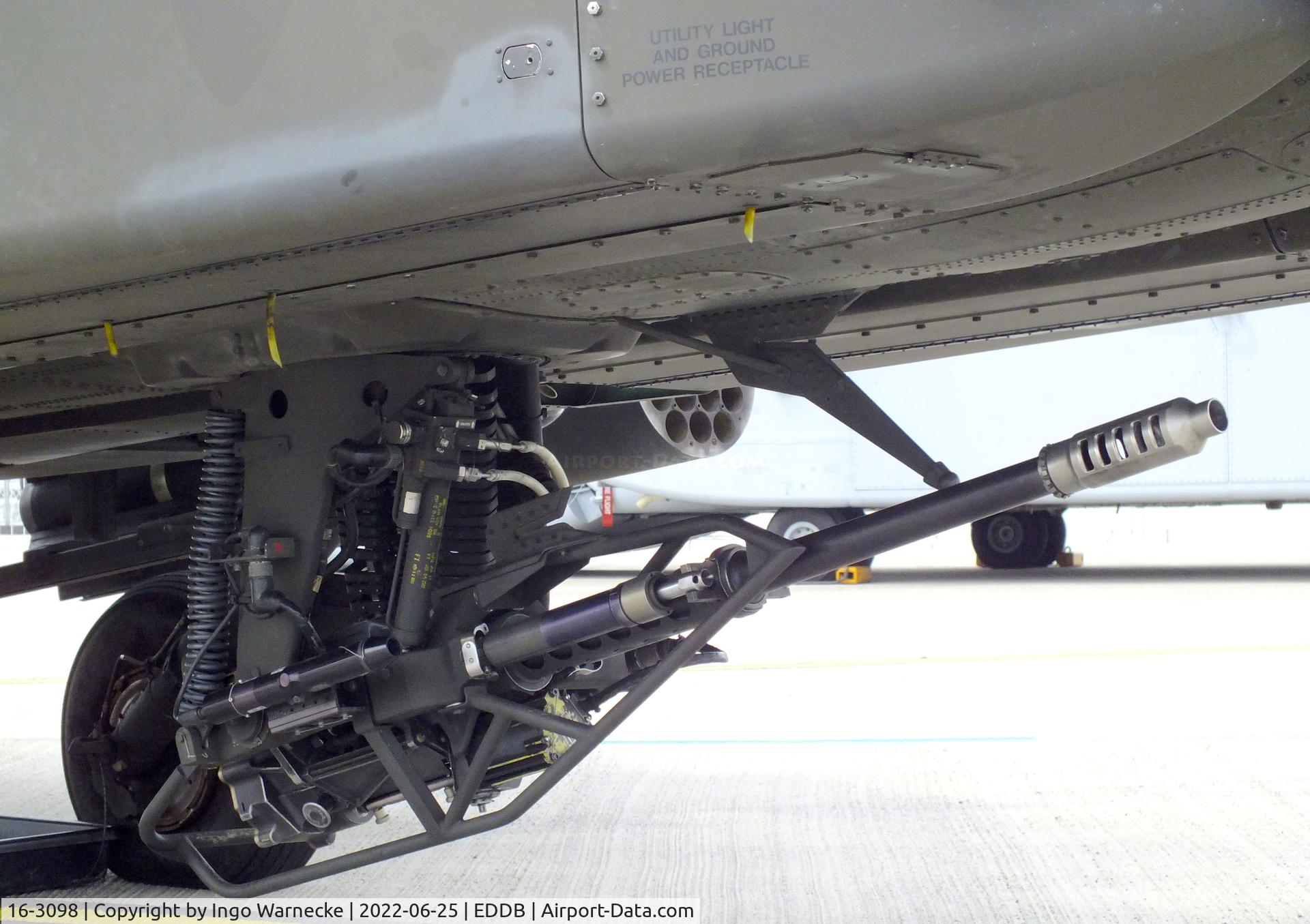 16-3098, 2016 Boeing AH-64E C/N NM098, Boeing AH-64E Apache Guardian of the US Army at ILA 2022, Berlin