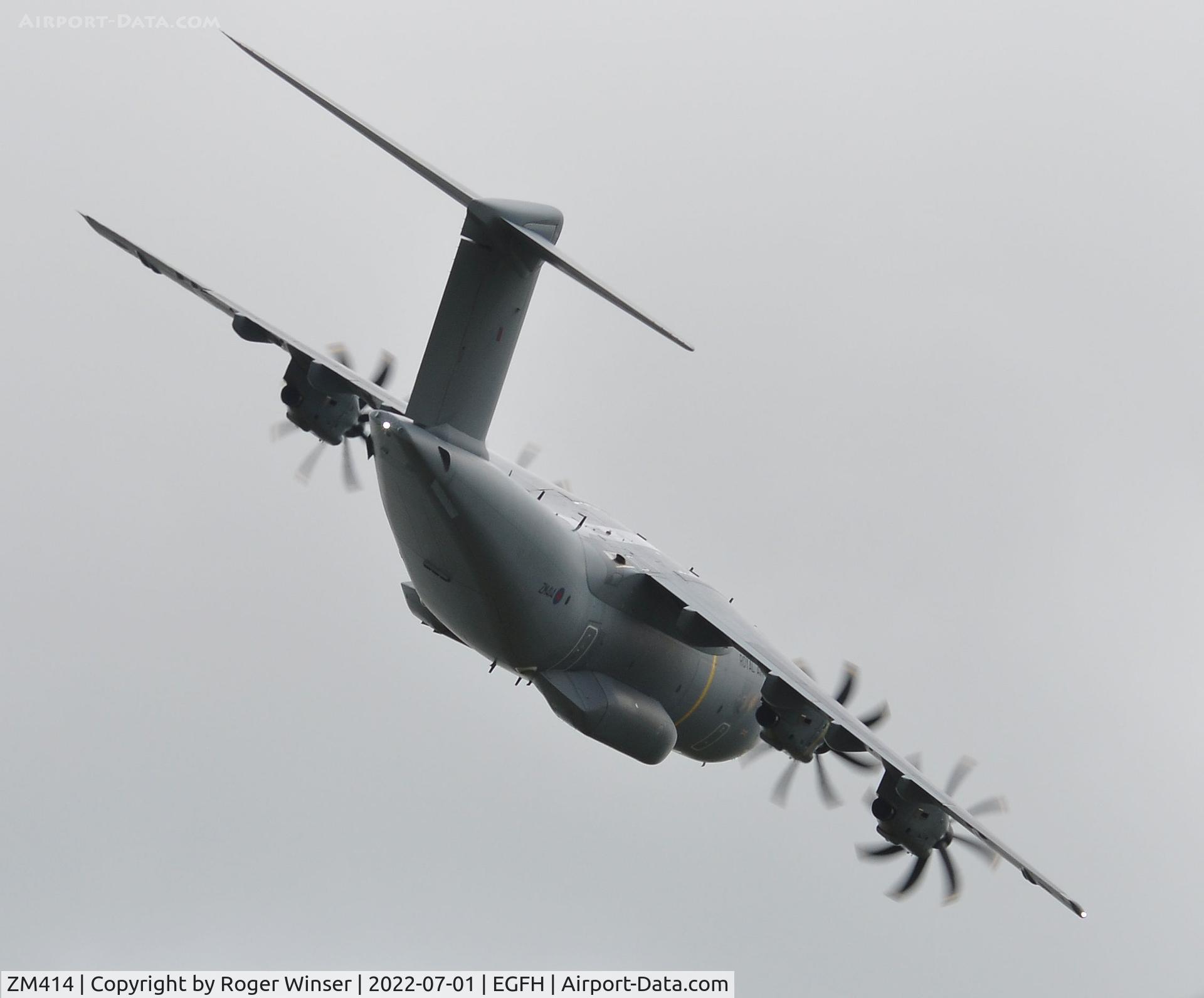 ZM414, 2017 Airbus A400M-180 Atlas C.1 C/N 047, RAF aircraft coded 414 leaving the circuit.