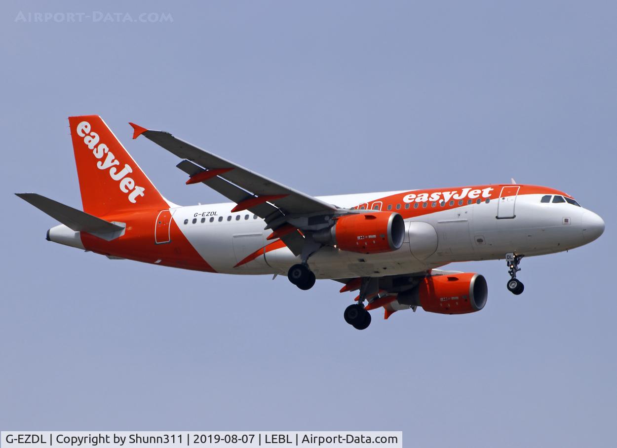 G-EZDL, 2008 Airbus A319-111 C/N 3569, Landing rwy 07L in new c/s