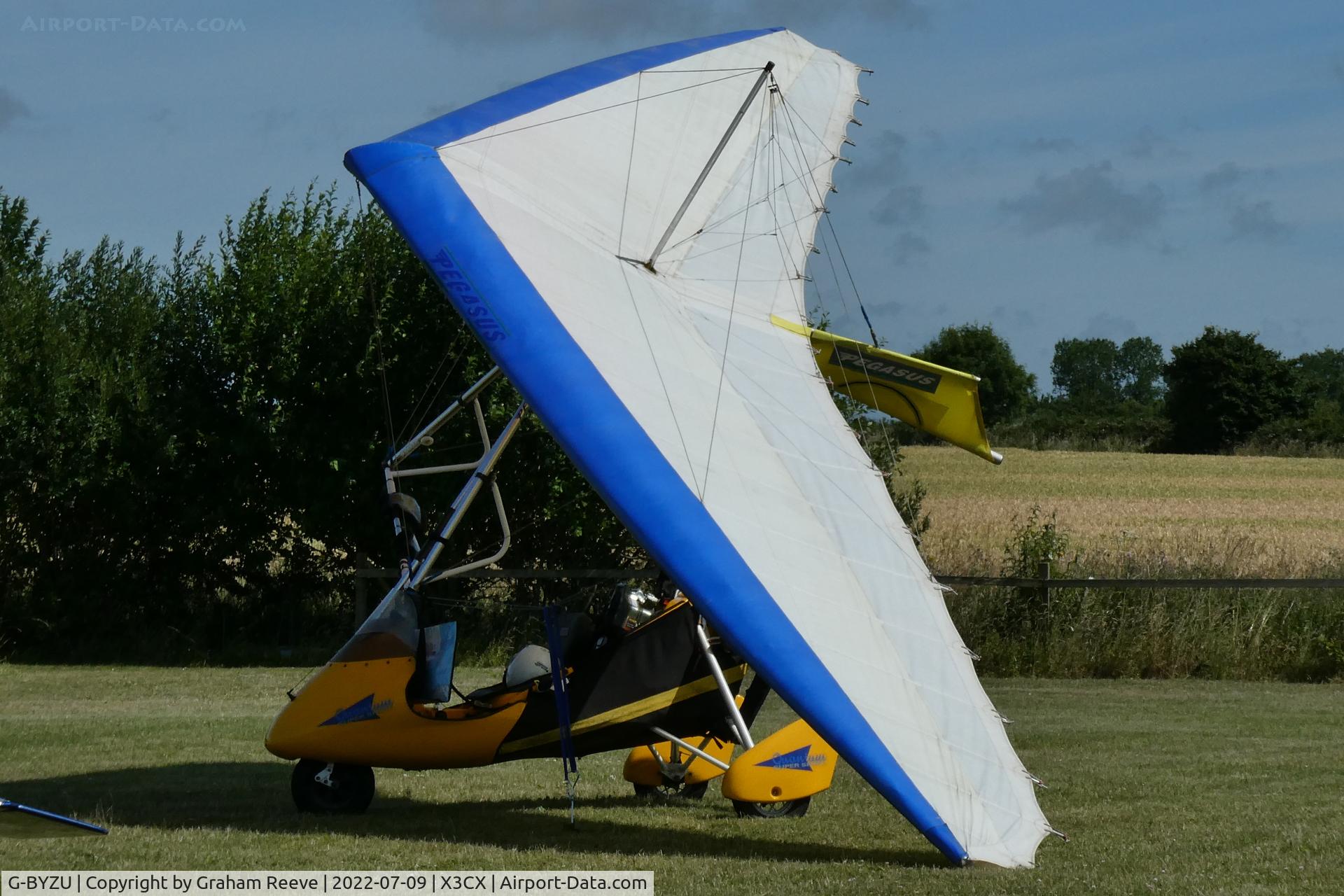 G-BYZU, 2000 Pegasus Quantum 15 C/N 7613, Parked at Northrepps.
