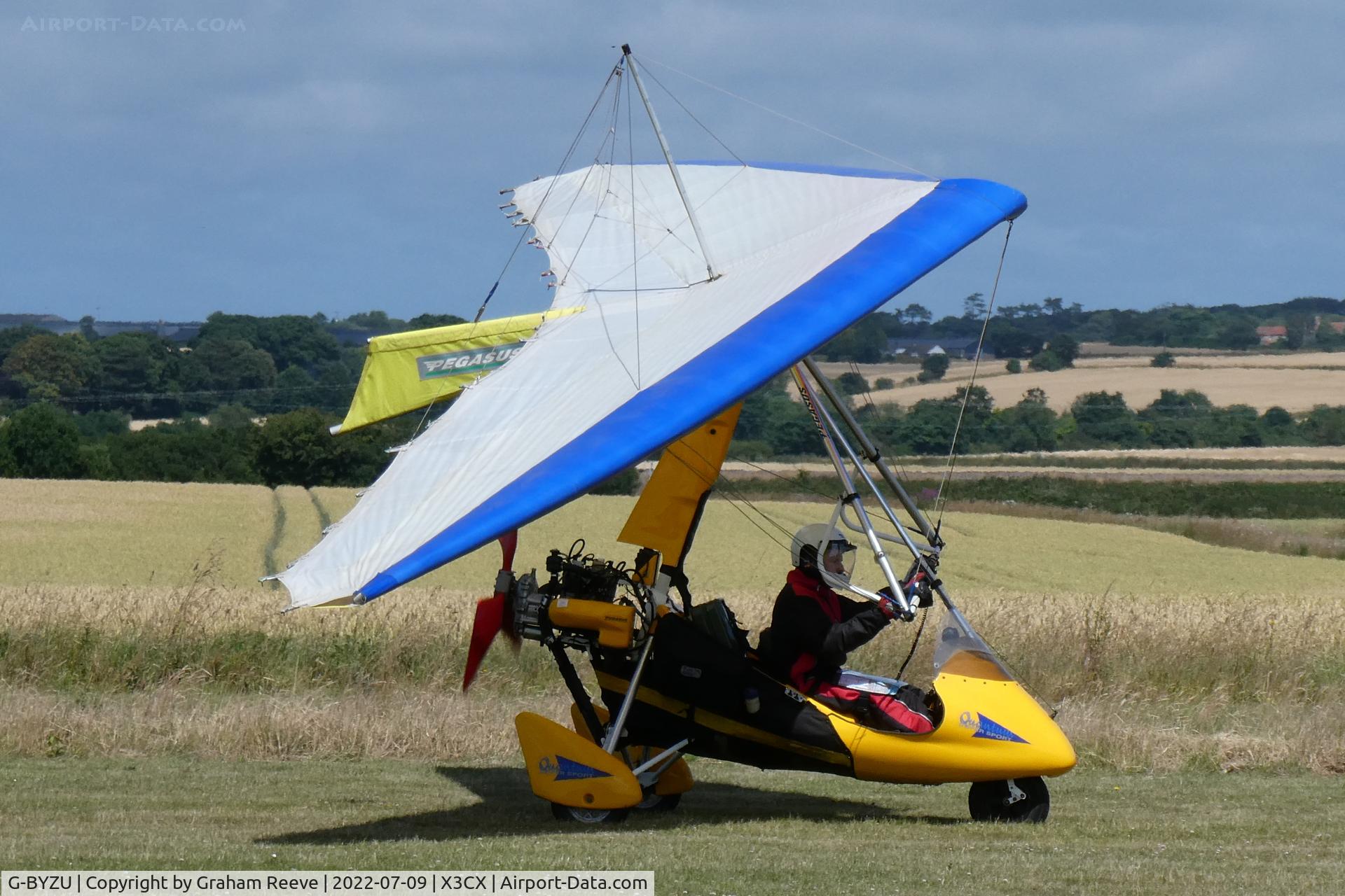 G-BYZU, 2000 Pegasus Quantum 15 C/N 7613, Just landed at Northrepps.