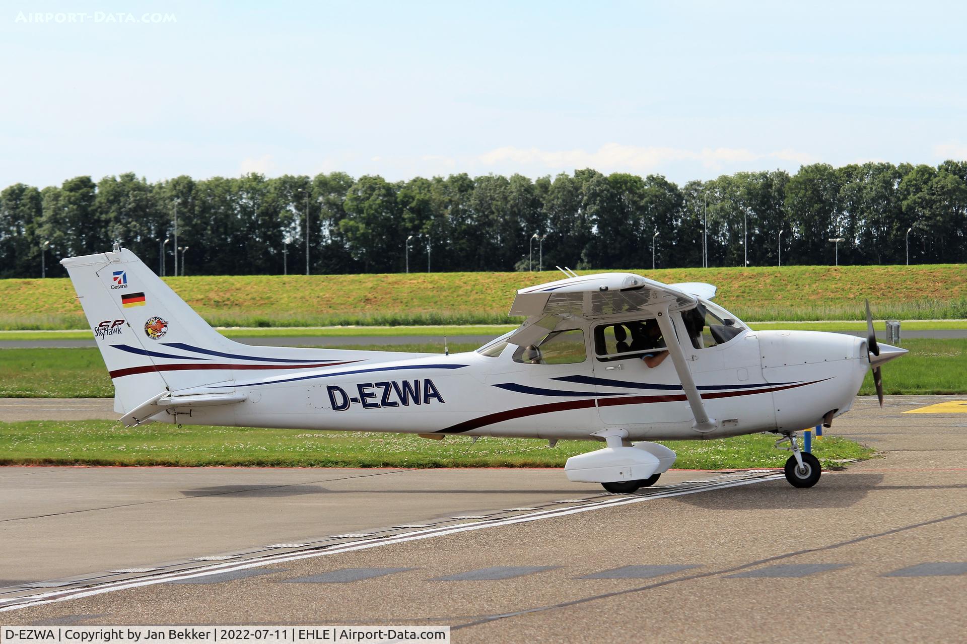 D-EZWA, Cessna 172S SP C/N 172S-9646, Lelystad Airport