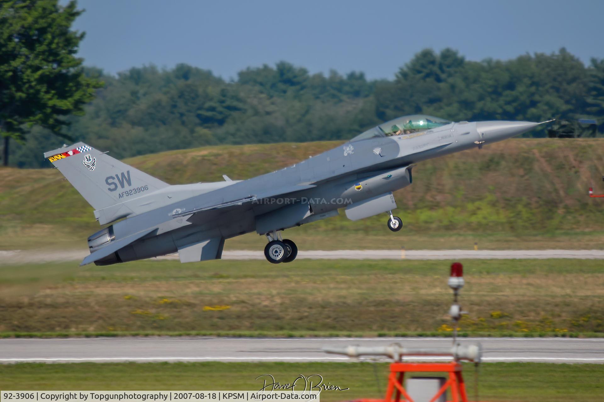 92-3906, 1992 Lockheed F-16CJ Fighting Falcon C/N CC-148, F-16 Demo launching