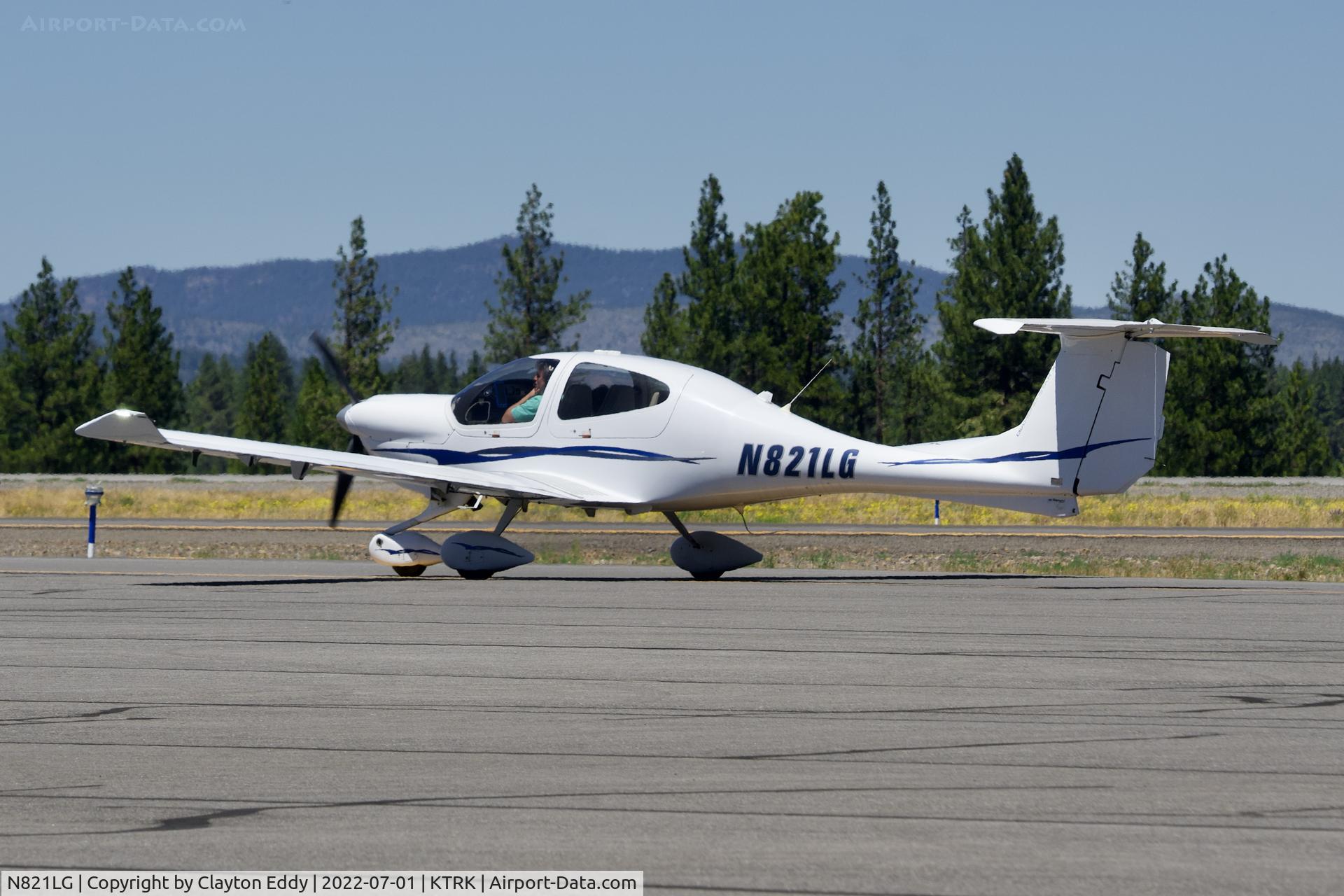 N821LG, 2007 Diamond DA-40 Diamond Star C/N 40.816, Truckee airport in California 2022.