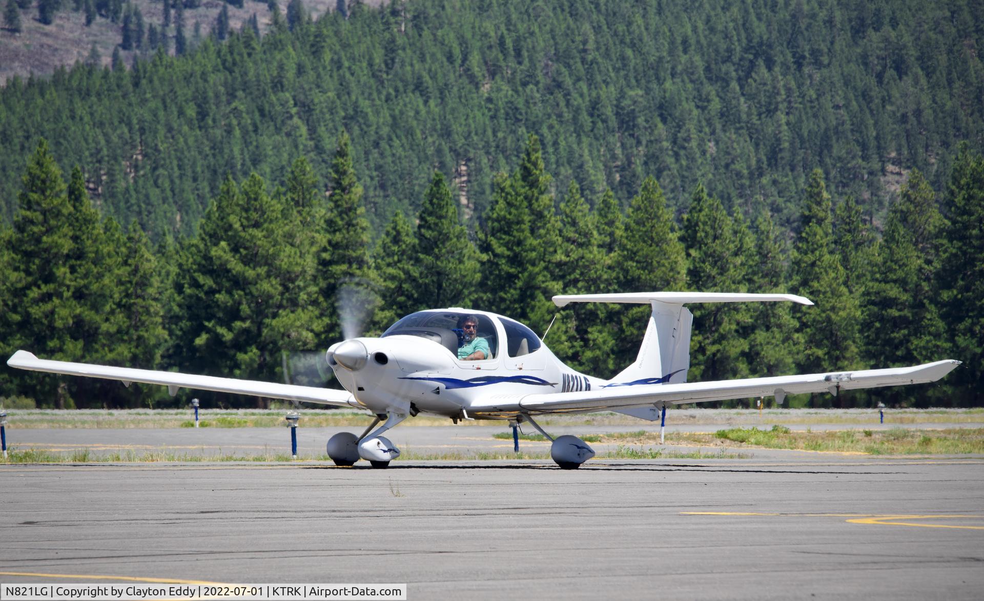 N821LG, 2007 Diamond DA-40 Diamond Star C/N 40.816, Truckee airport in California 2022.