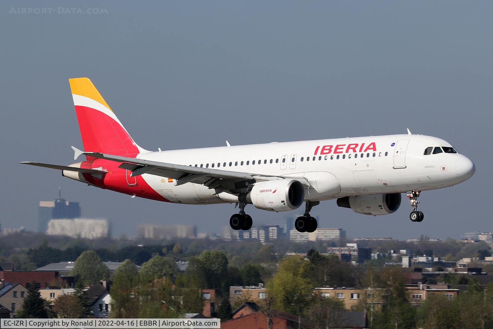 EC-IZR, 2004 Airbus A320-214 C/N 2242, at bru